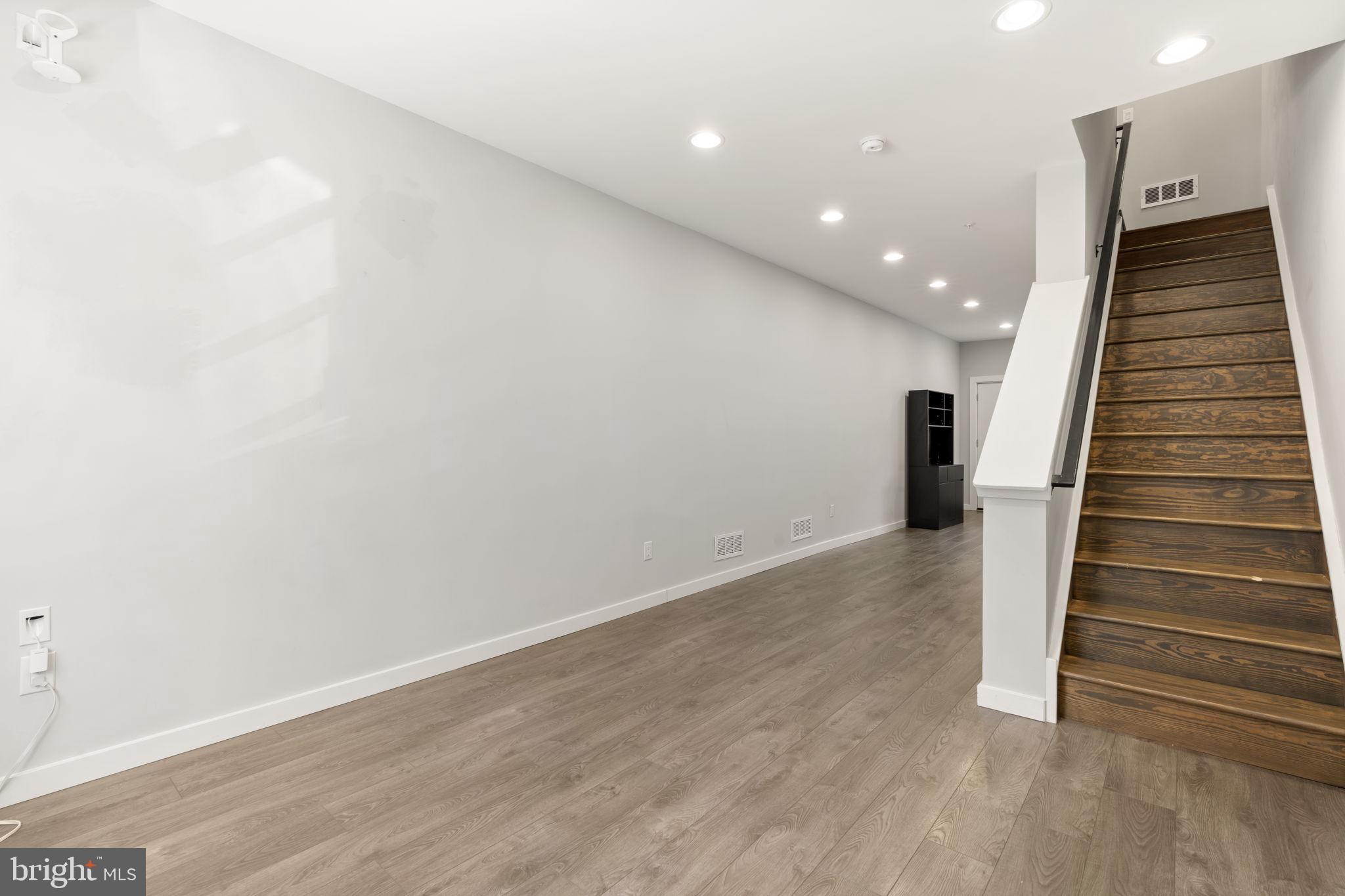 EAST KENSINGTON - Residential