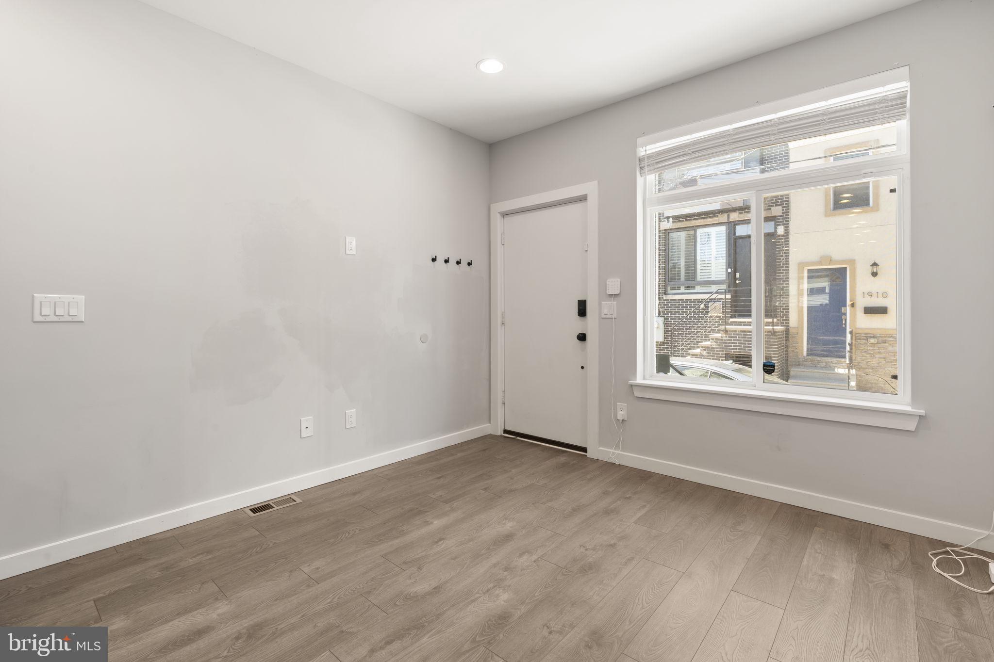 EAST KENSINGTON - Residential