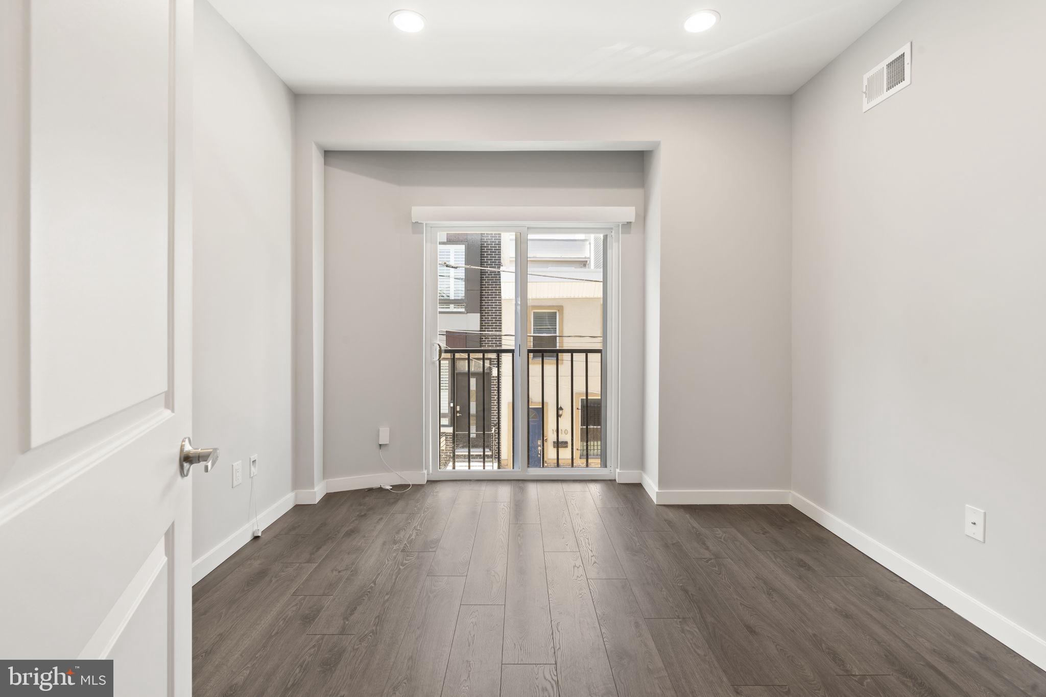 EAST KENSINGTON - Residential