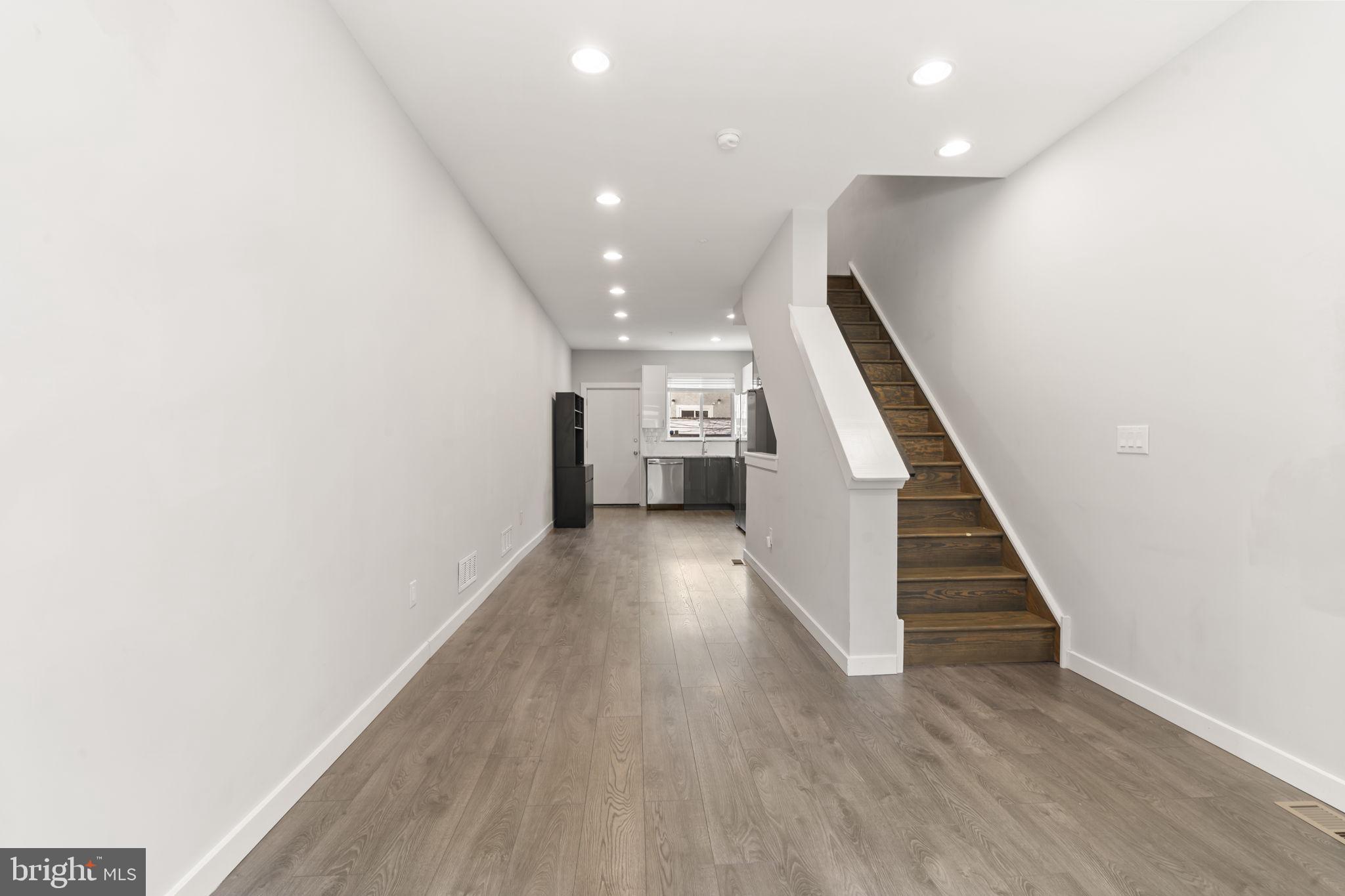 EAST KENSINGTON - Residential