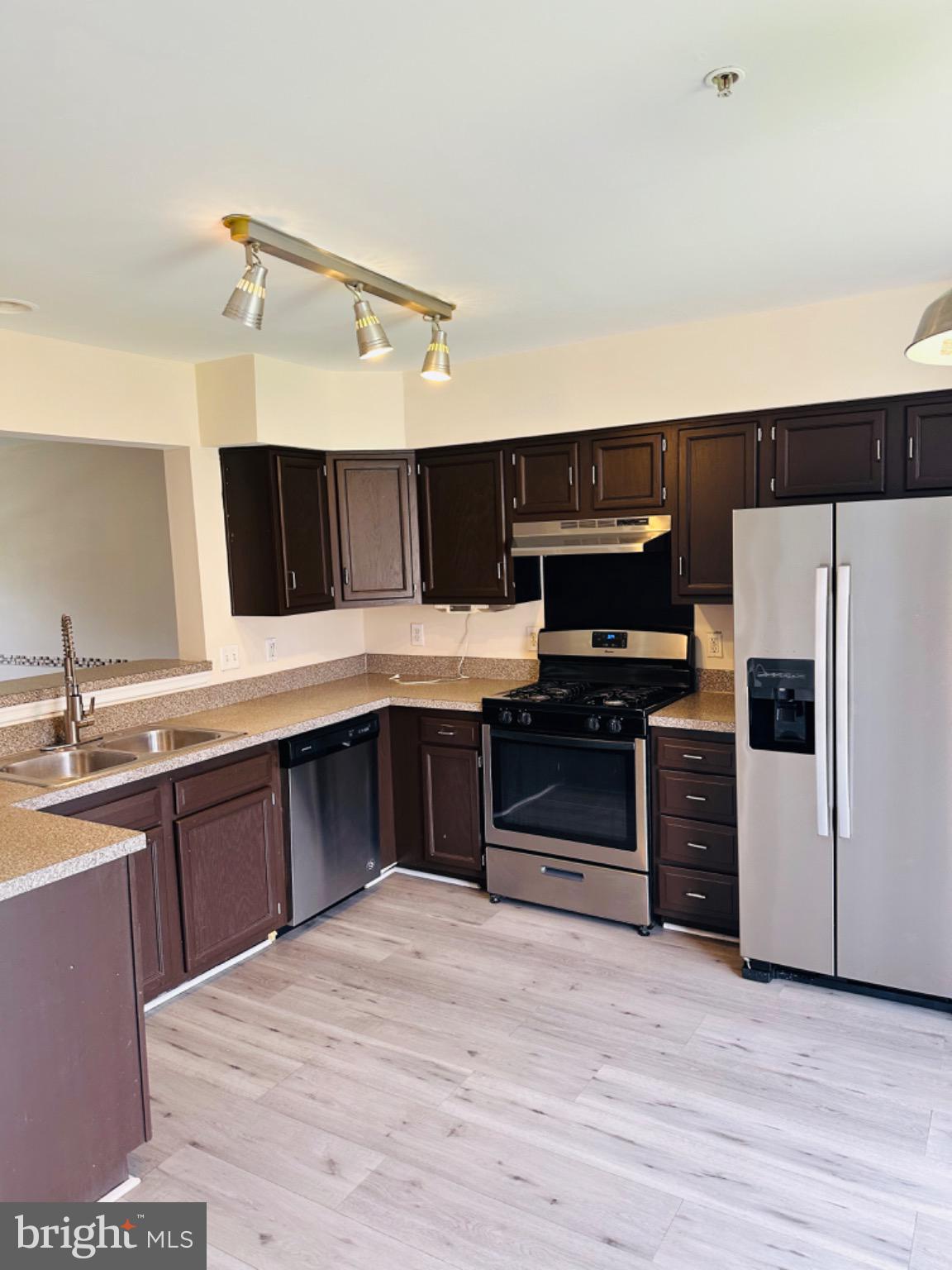 BOSTON COURTS - Residential