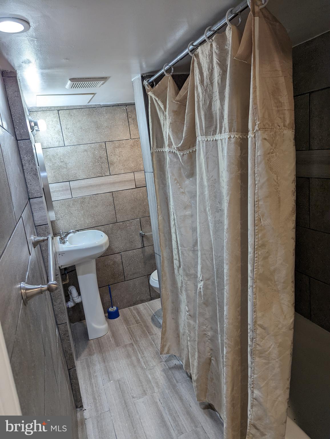 WINDSOR MILL - Residential Lease