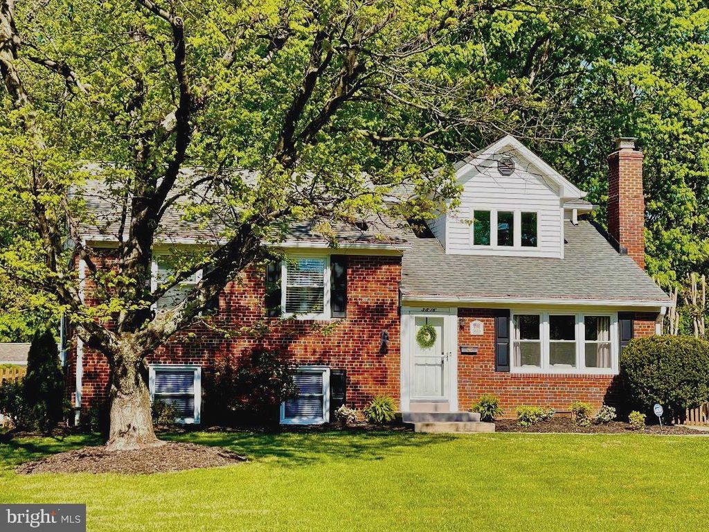Photo of 3816 Bevan Dr, FAIRFAX, VA 22030 (MLS # VAFC2008138)