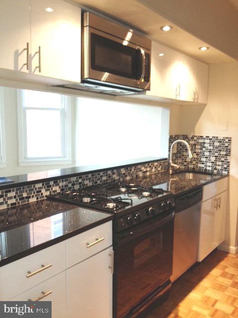 QUEEN VILLAGE - Residential Lease