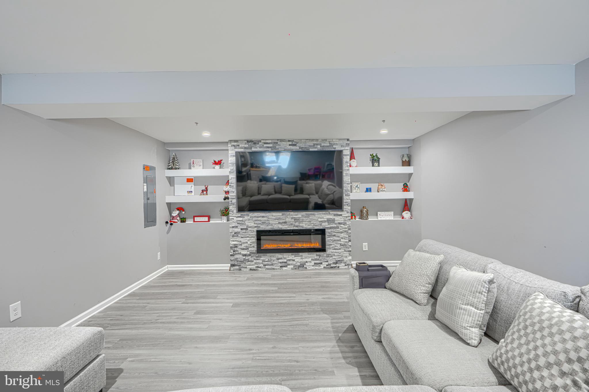 SCENIC MANOR - Residential