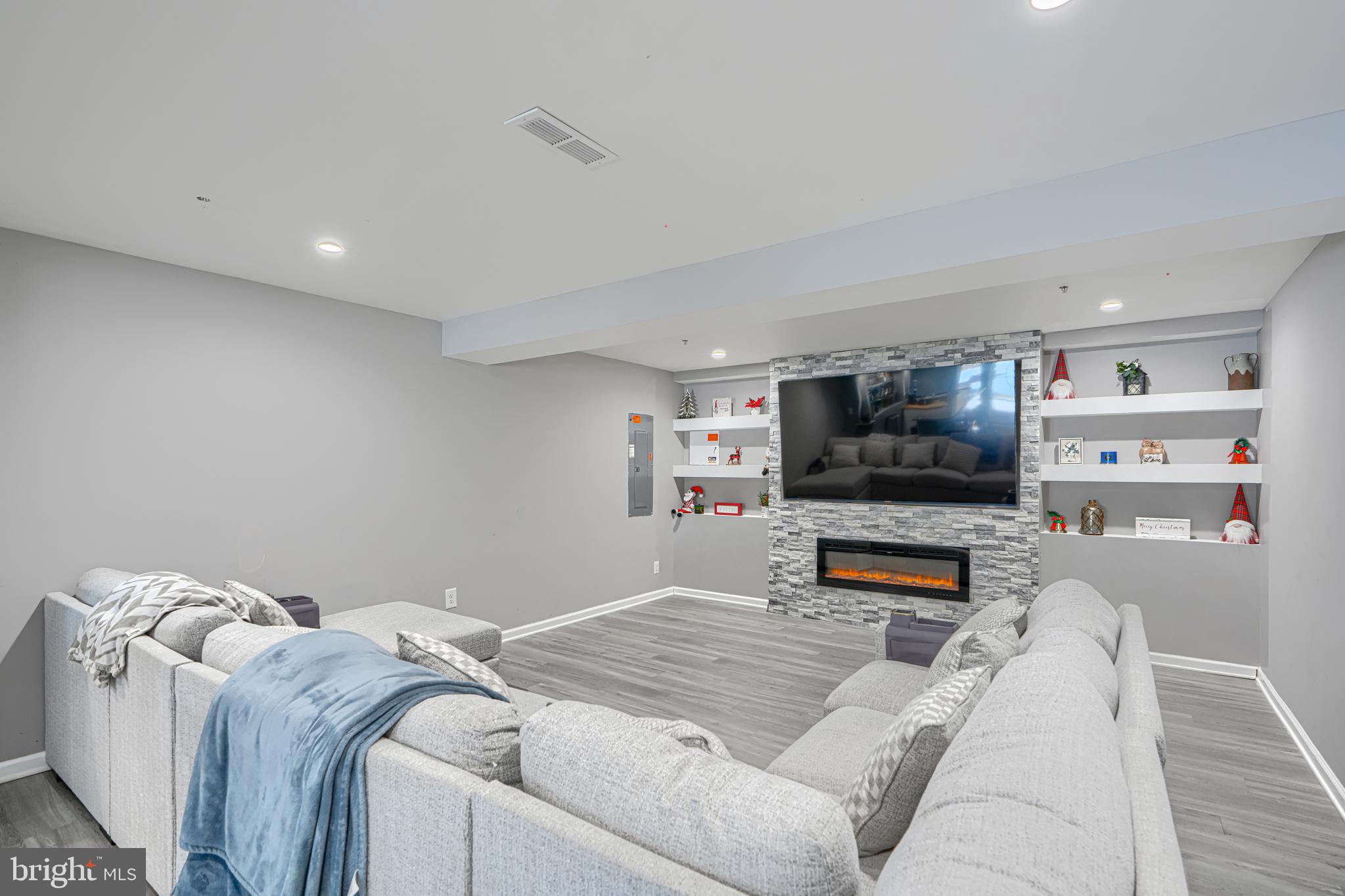 SCENIC MANOR - Residential