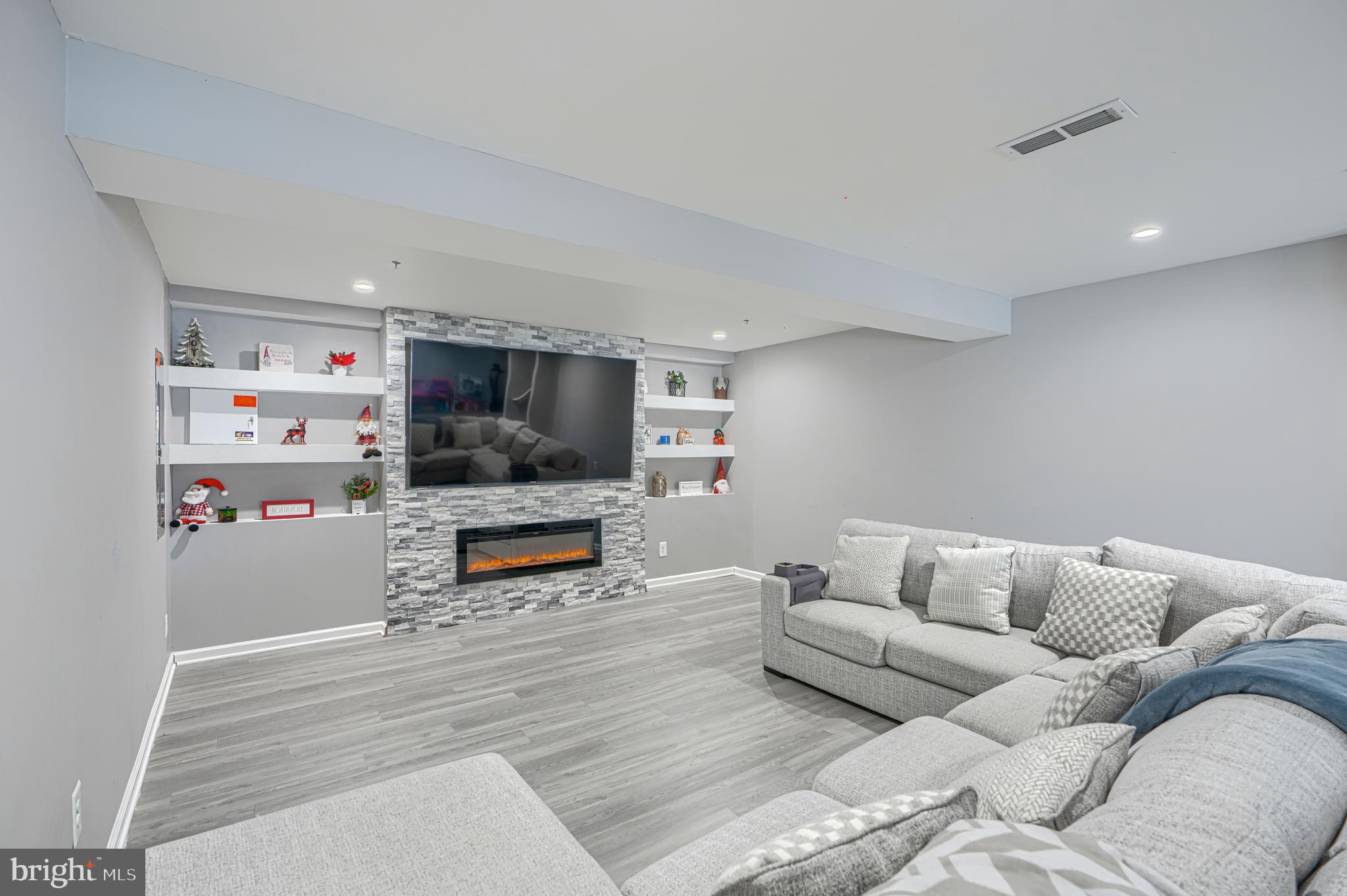 SCENIC MANOR - Residential