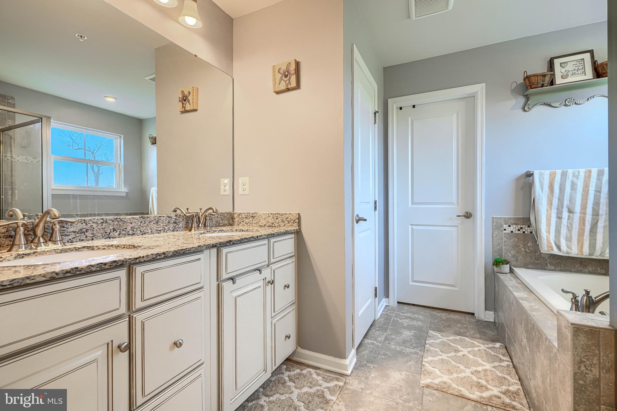 SCENIC MANOR - Residential