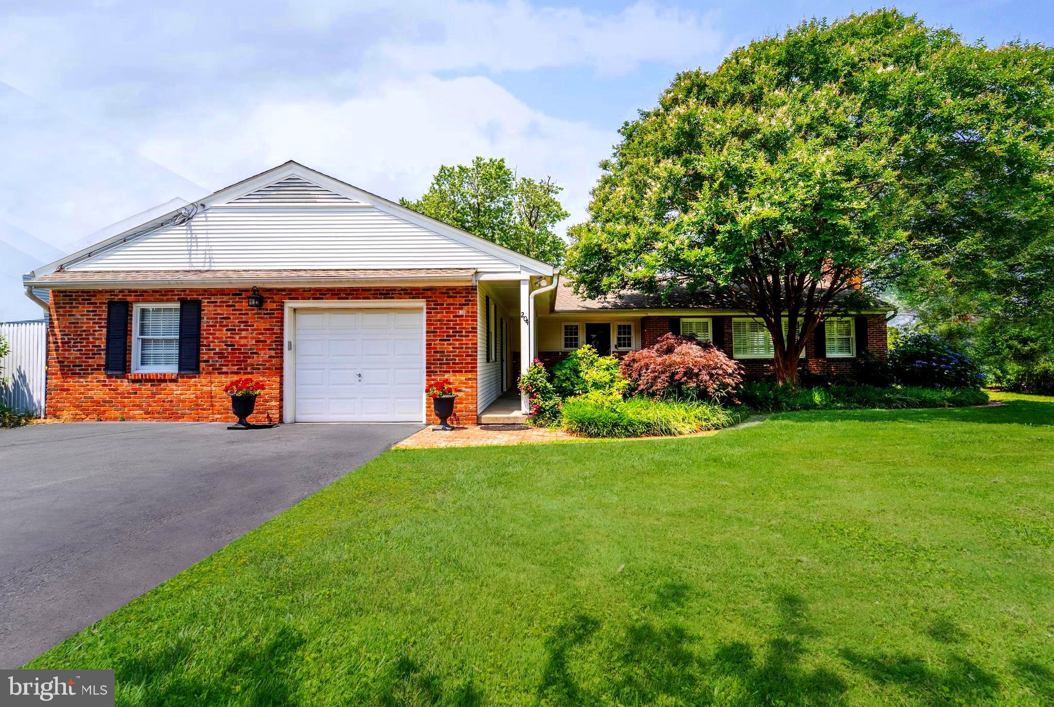 QUEEN ANNE COLONY - Residential