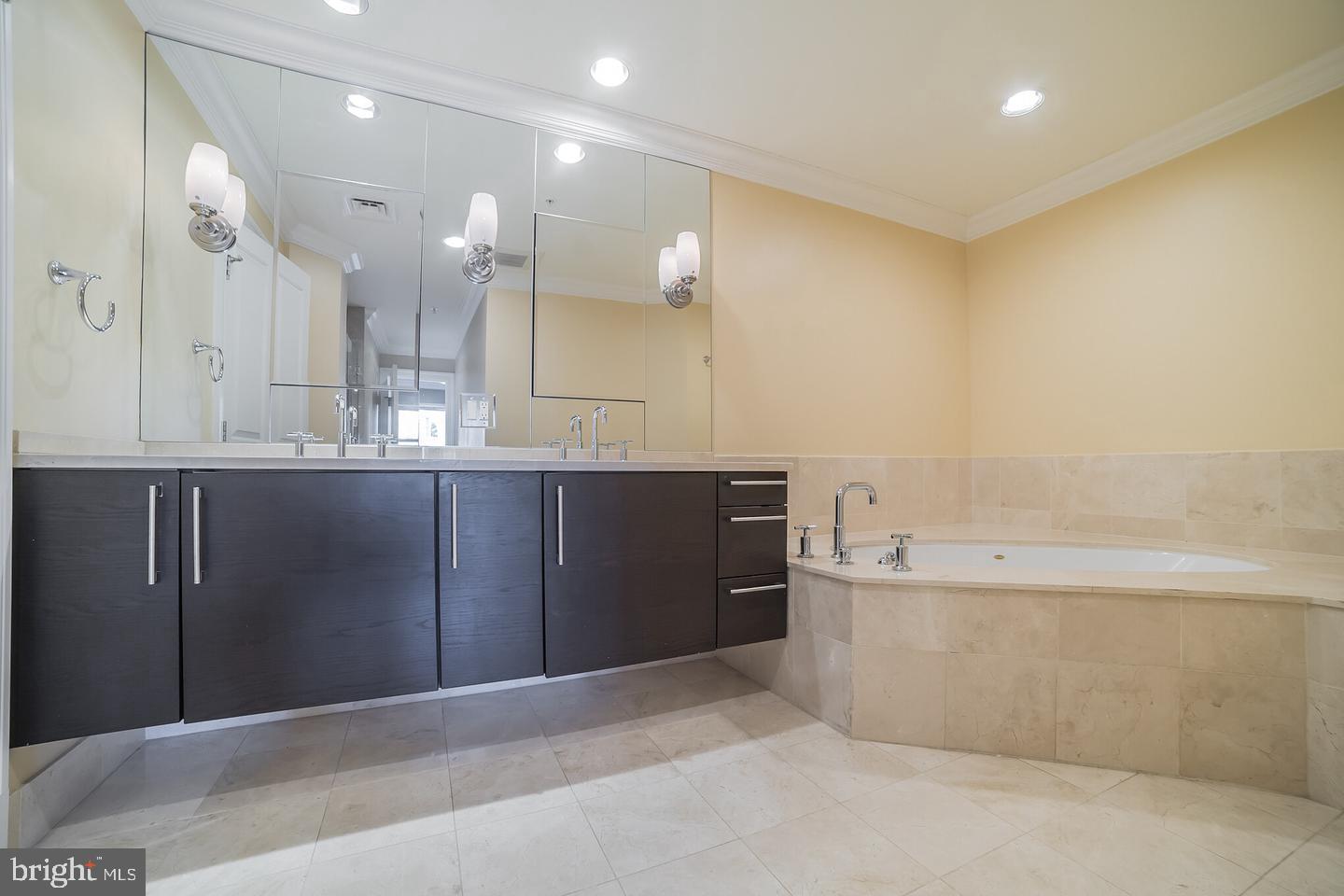 THE RITZ-CARLTON RESIDENCES - Residential