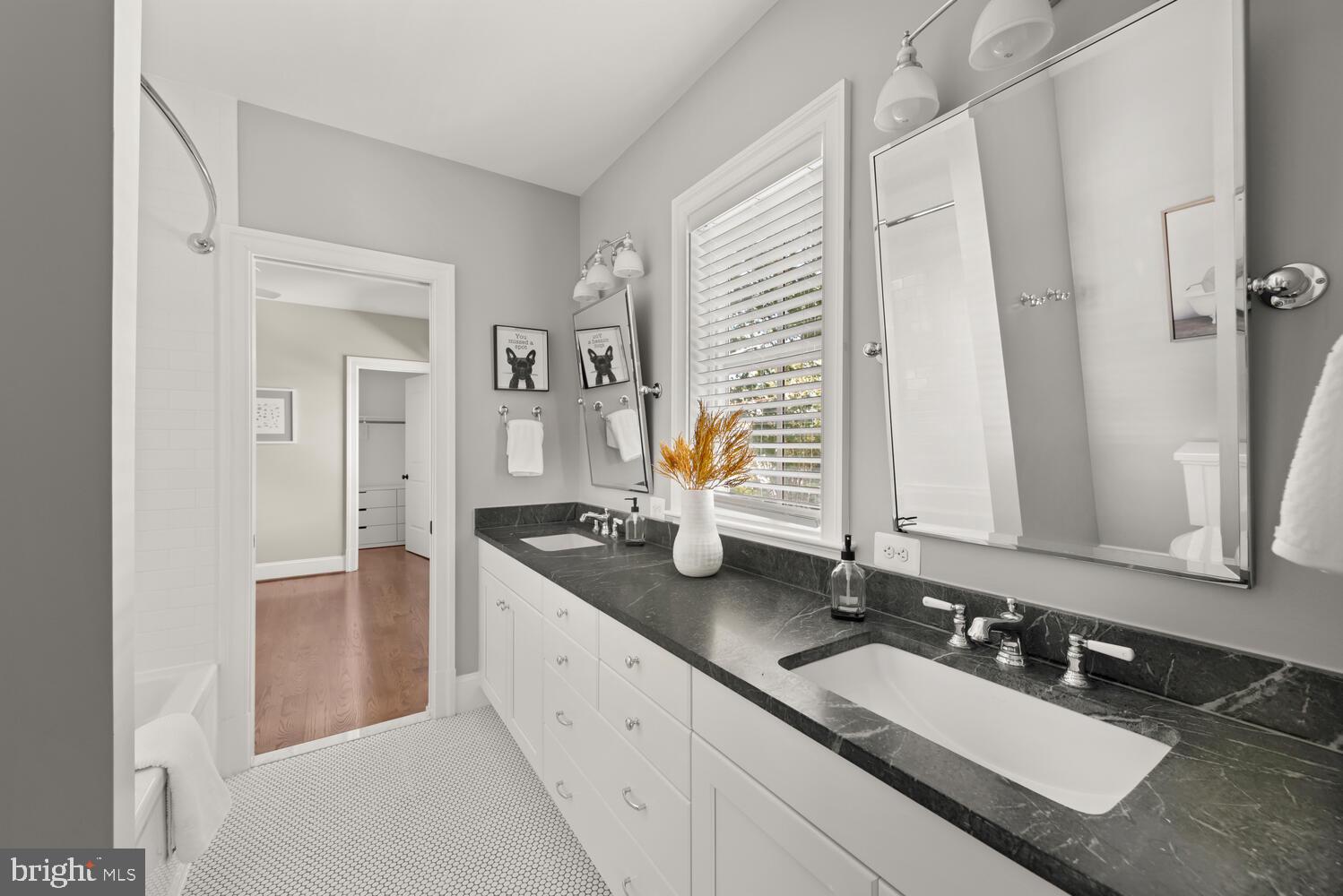 LYON VILLAGE - Residential