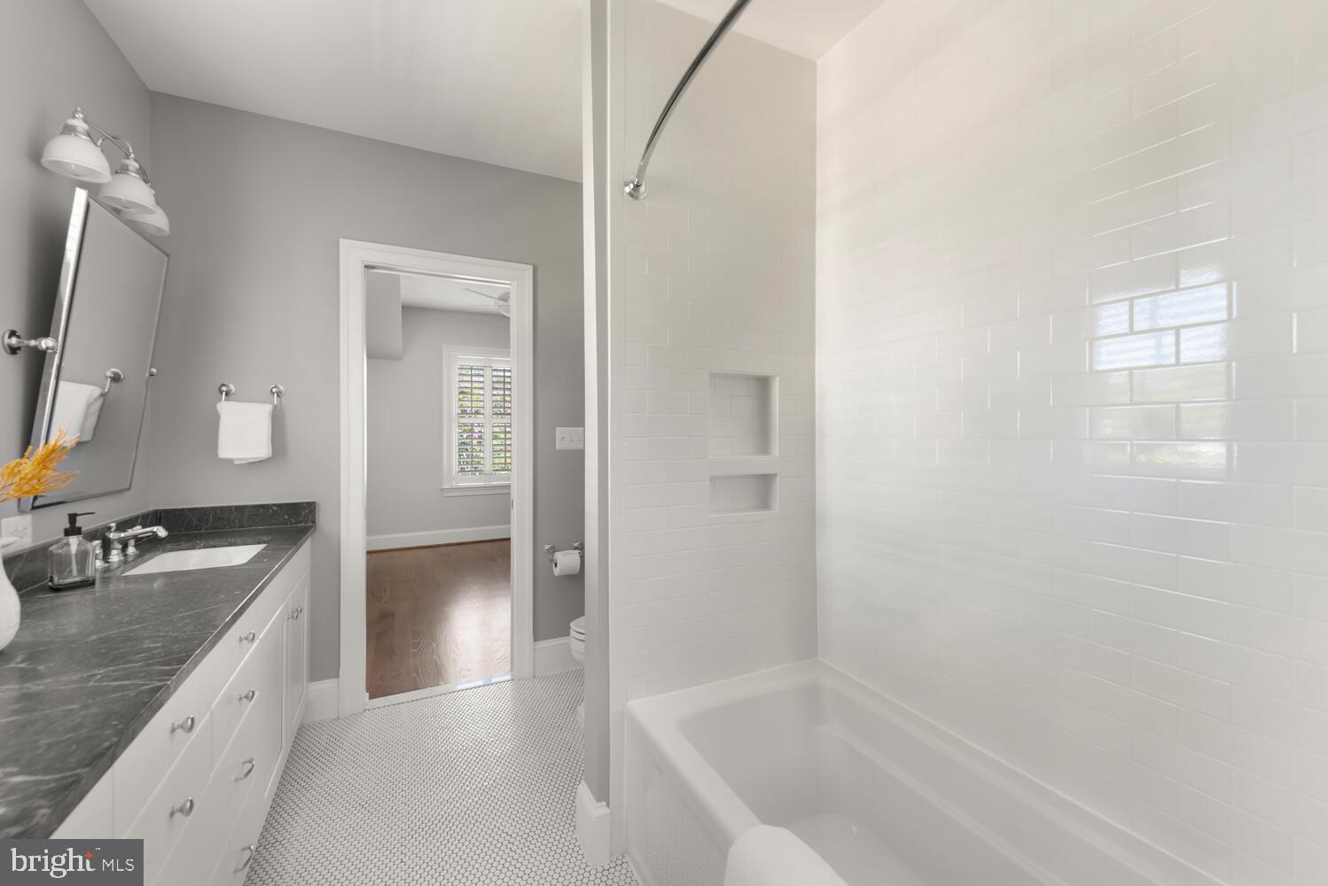 LYON VILLAGE - Residential