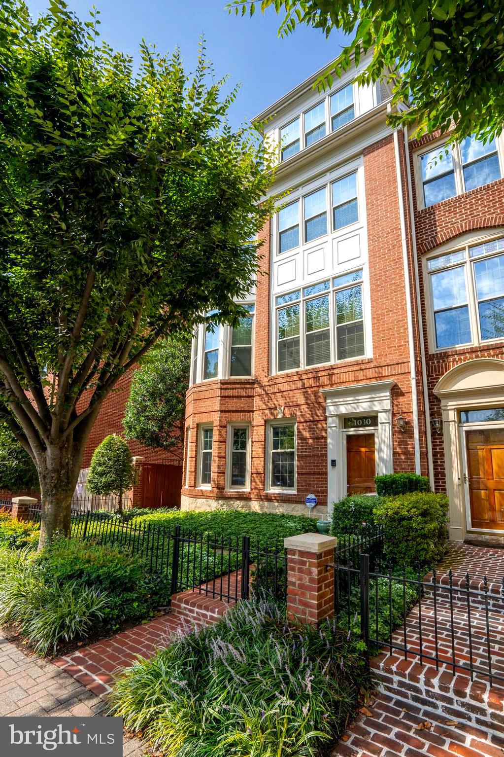 BROMPTONS AT BALLSTON - Residential