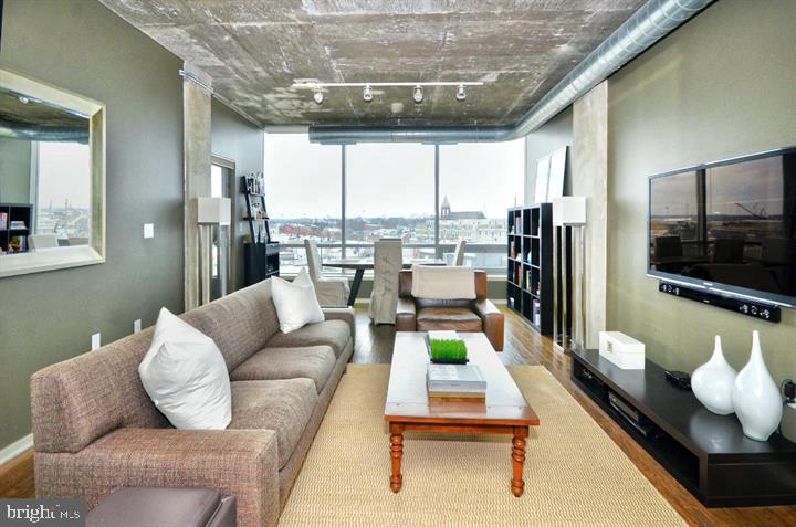 LOCUST POINT - Residential