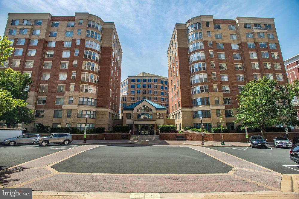 LEXINGTON SQUARE - Residential