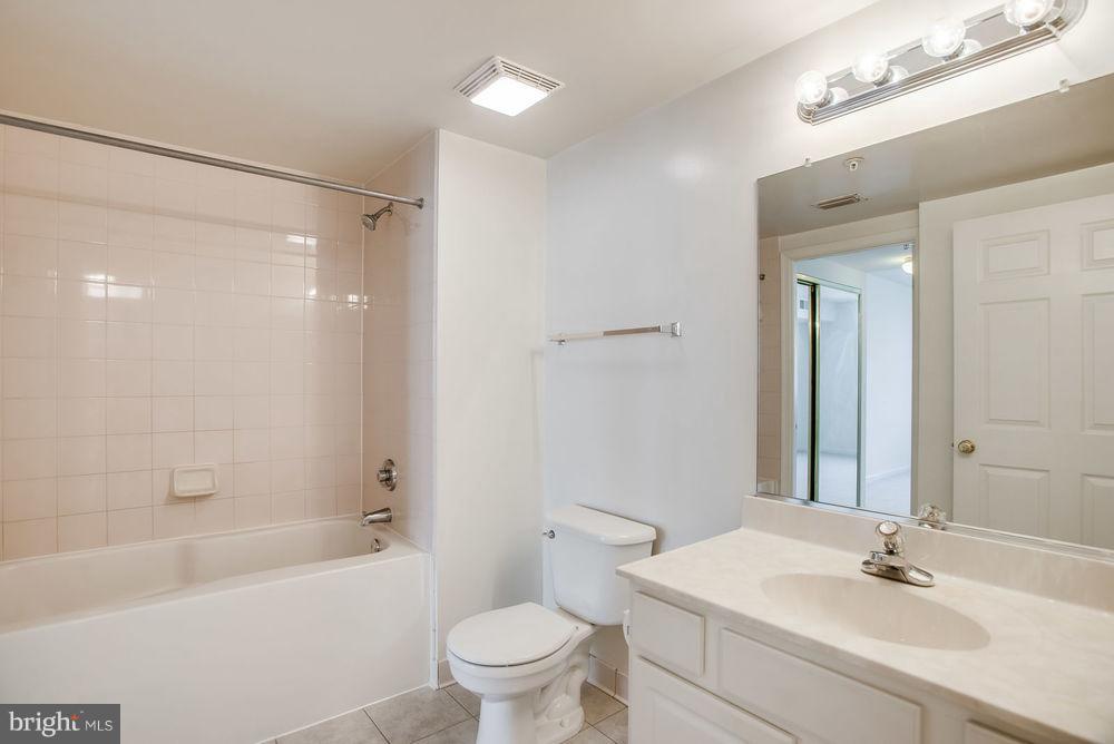 LEXINGTON SQUARE - Residential