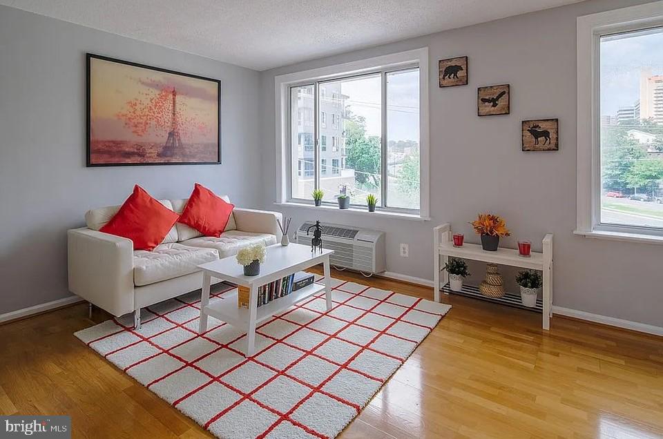 Best location in Arlington. Cozy studio condo near Clarendon with deeded parking space. Convenient access to bus and metro, Georgetown, restaurants and shopping abound in adjacent Rosslyn-Clarendon corridor. Easy access to Downtown DC, Reagan Airport, US Marine Corp Memorial, and the Mount Vernon Bike & Running Trail along the Potomac.
