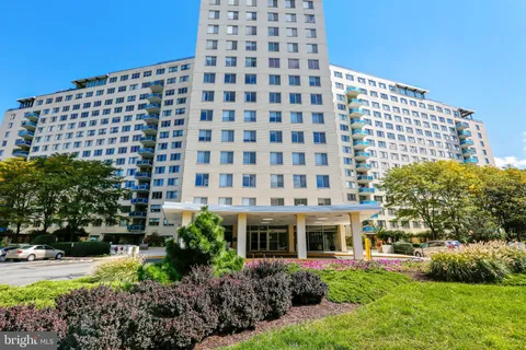 10401 Grosvenor Place Unit 123, Rockville, MD MLS: MDMC2171234
