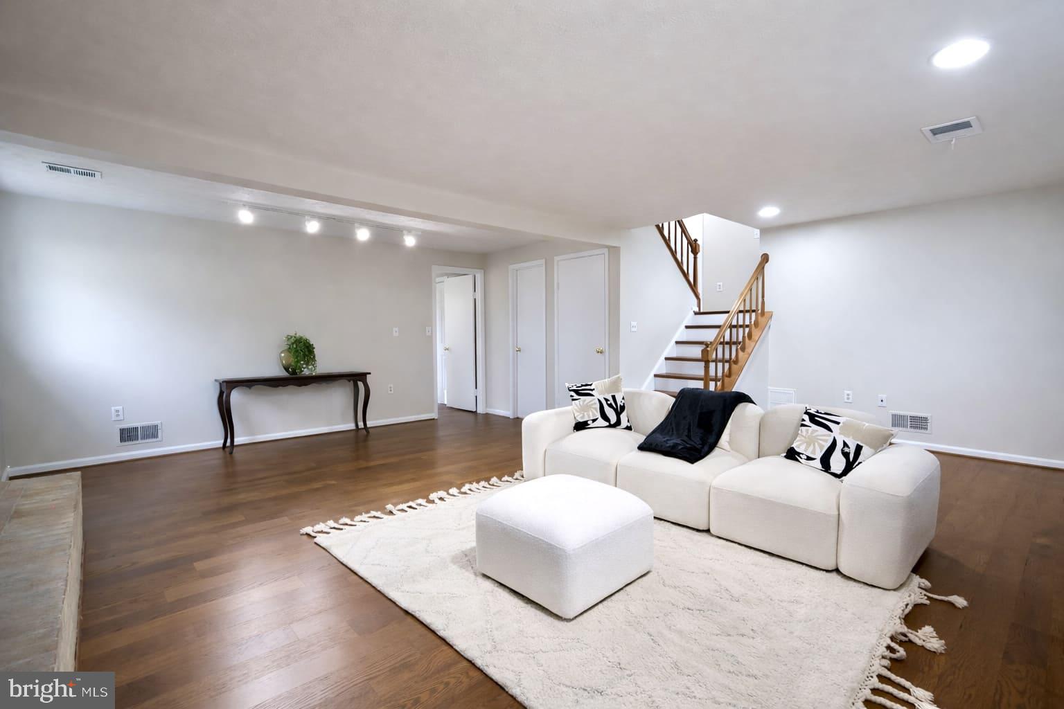 HOMECREST - Residential