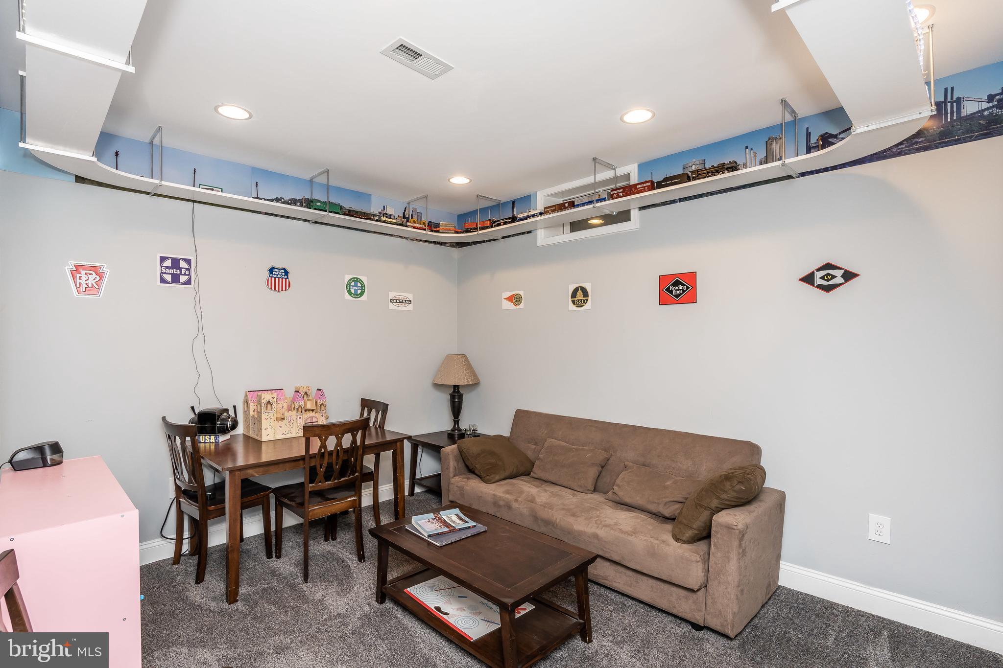 CALVERTON COURT - Residential