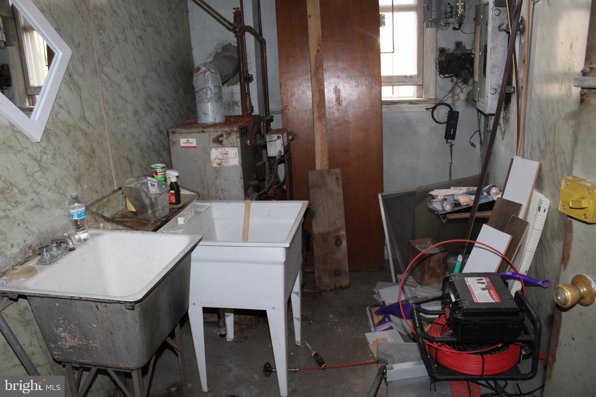 ROXBOROUGH - Commercial Lease