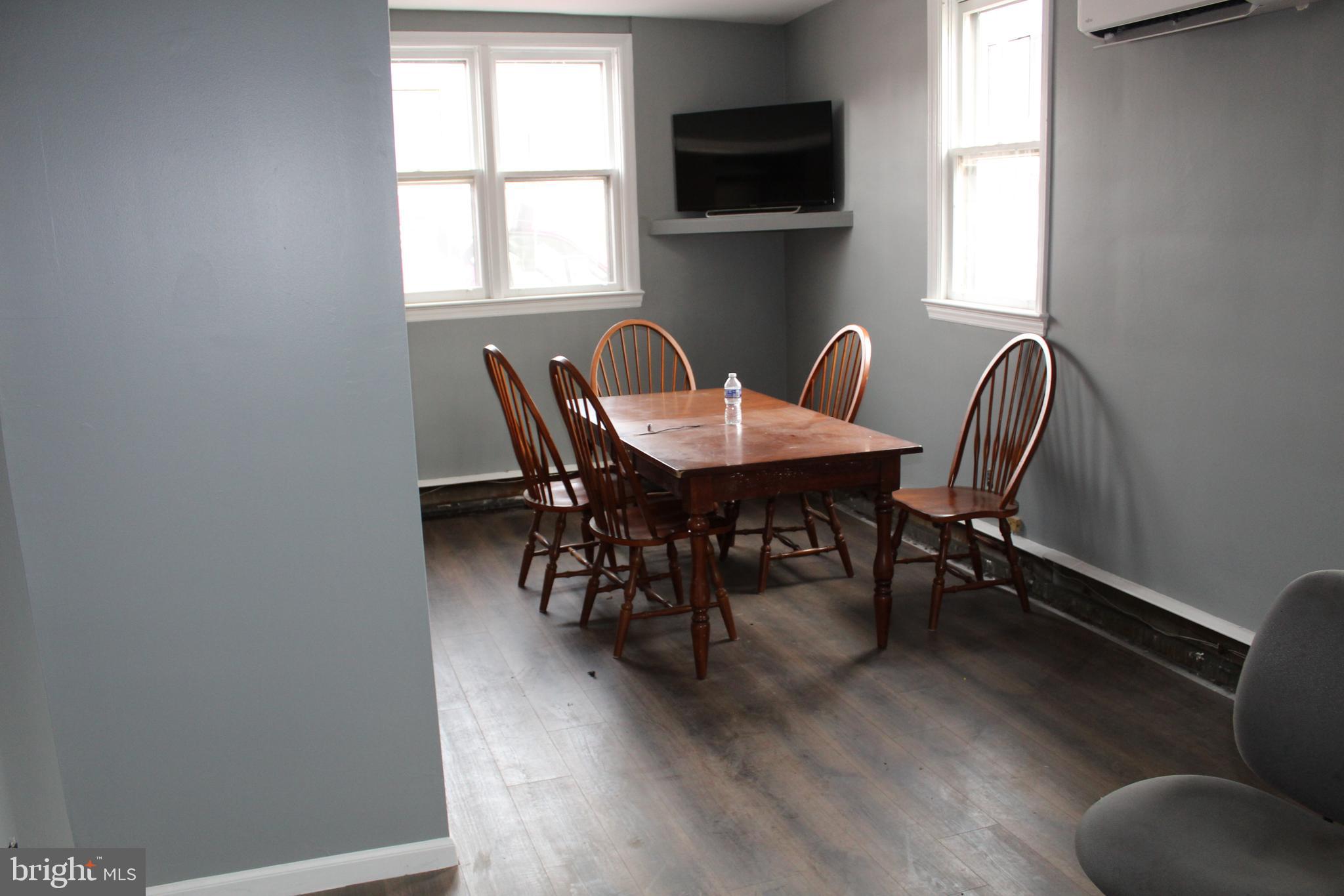 ROXBOROUGH - Commercial Lease