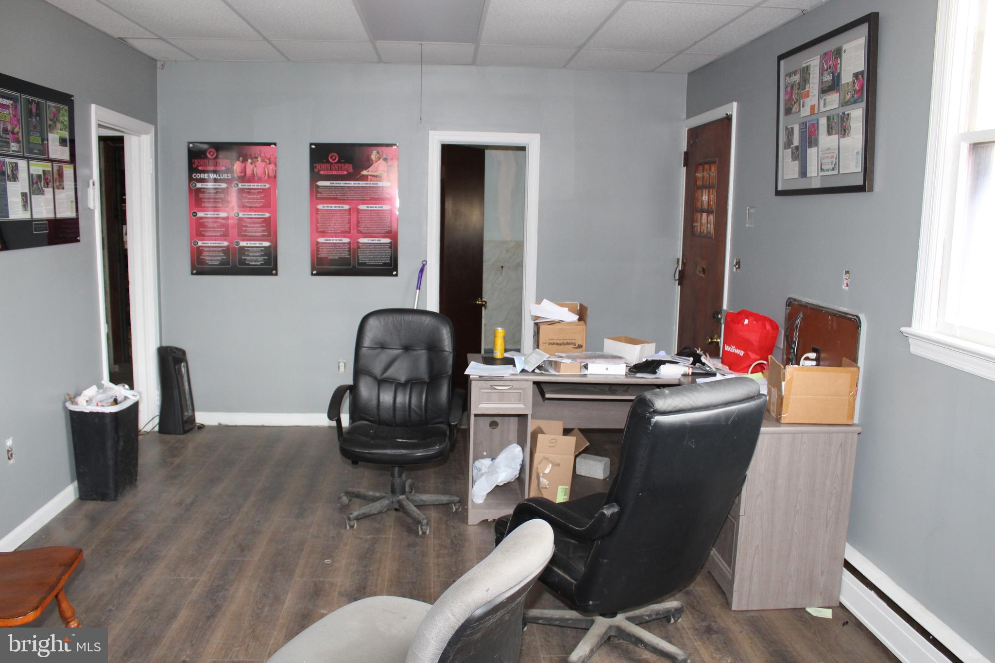 ROXBOROUGH - Commercial Lease