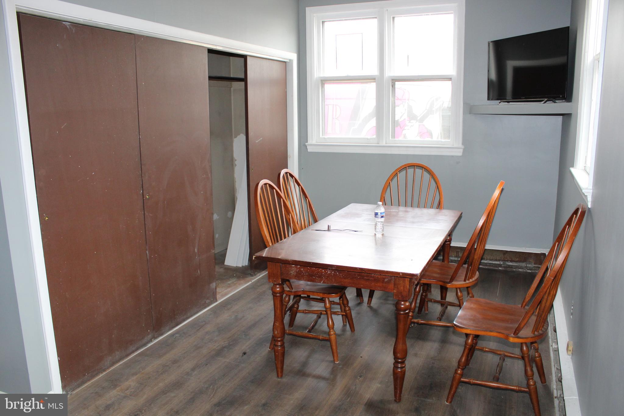 ROXBOROUGH - Commercial Lease