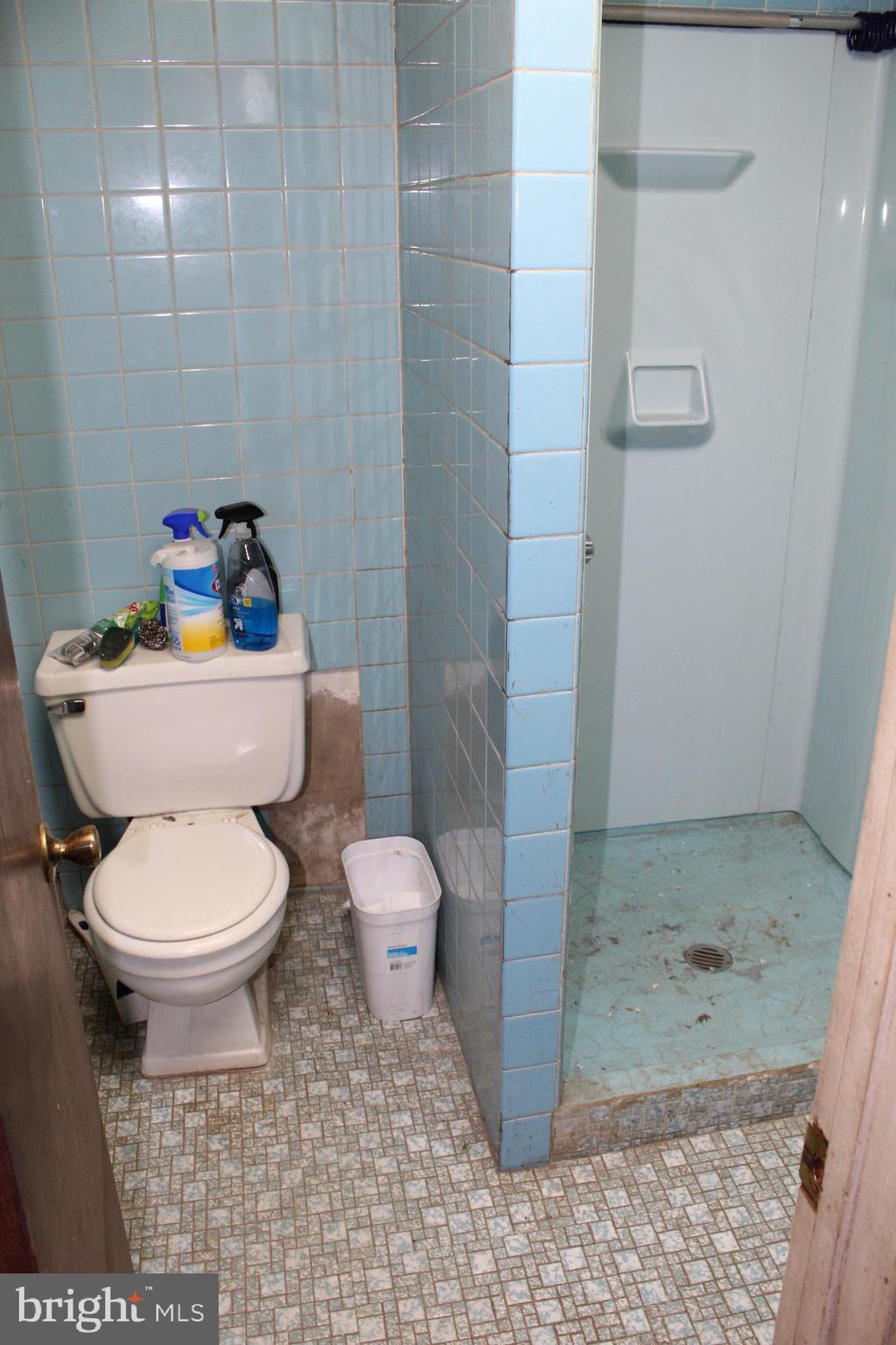 ROXBOROUGH - Commercial Lease