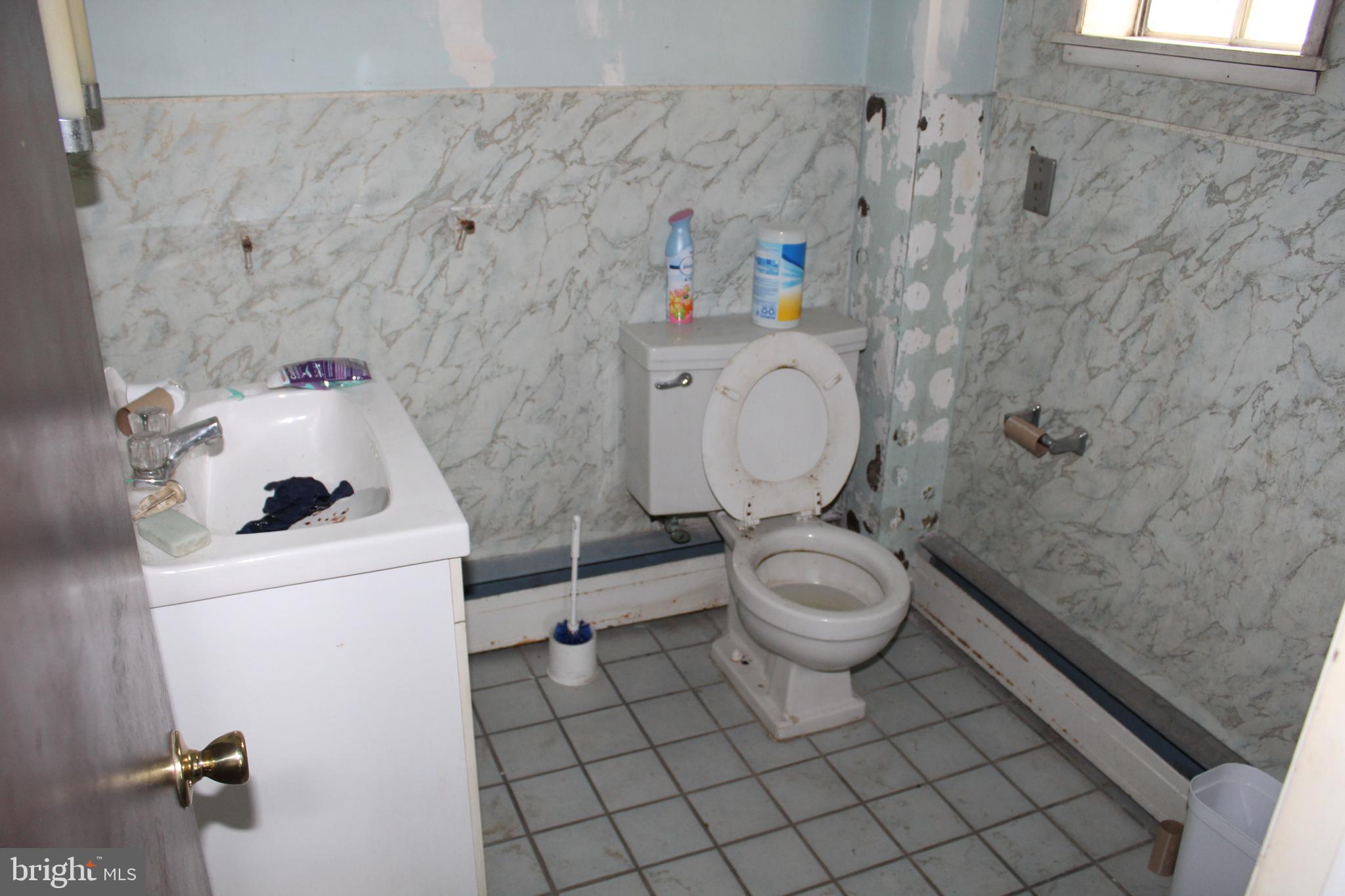 ROXBOROUGH - Commercial Lease