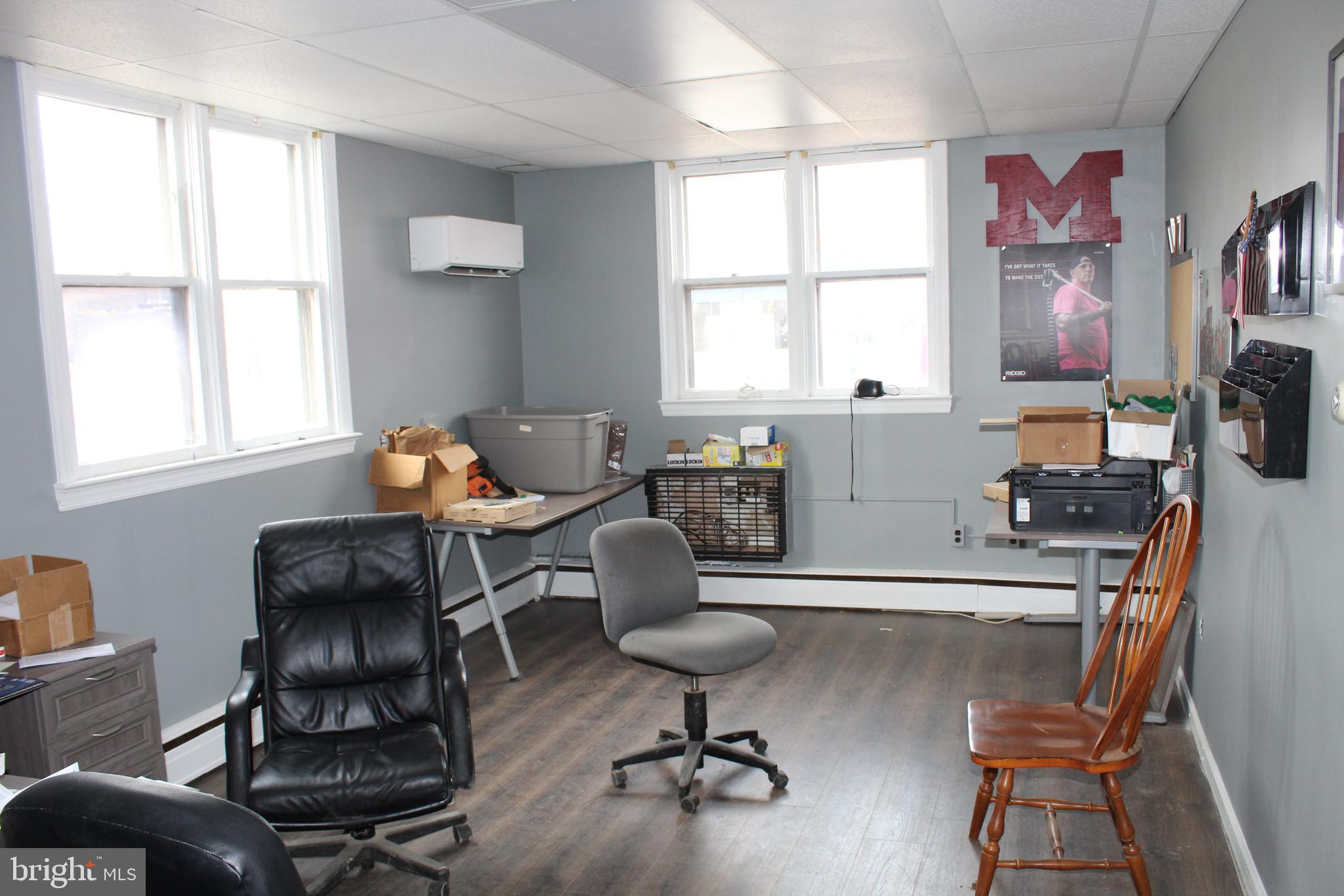 ROXBOROUGH - Commercial Lease