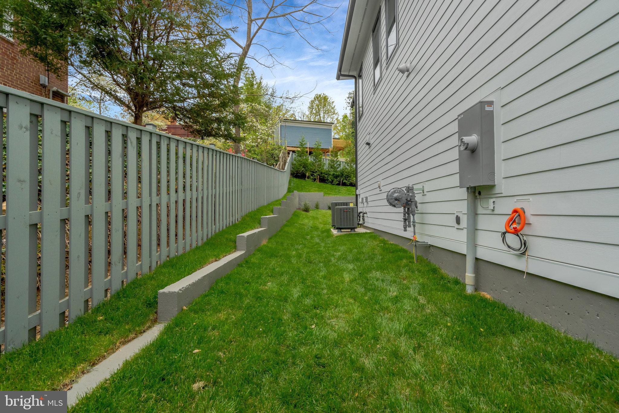 BROYHILL CREST - Residential