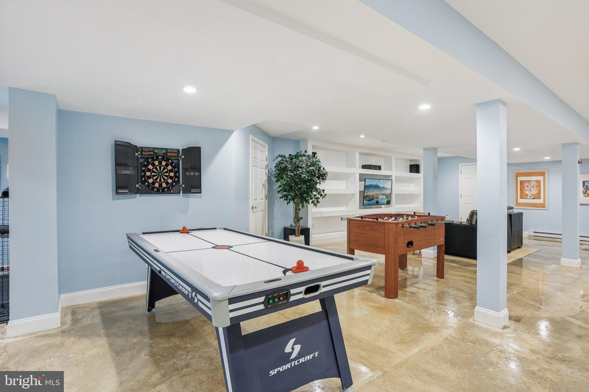 HILLCREST MDWS - Residential