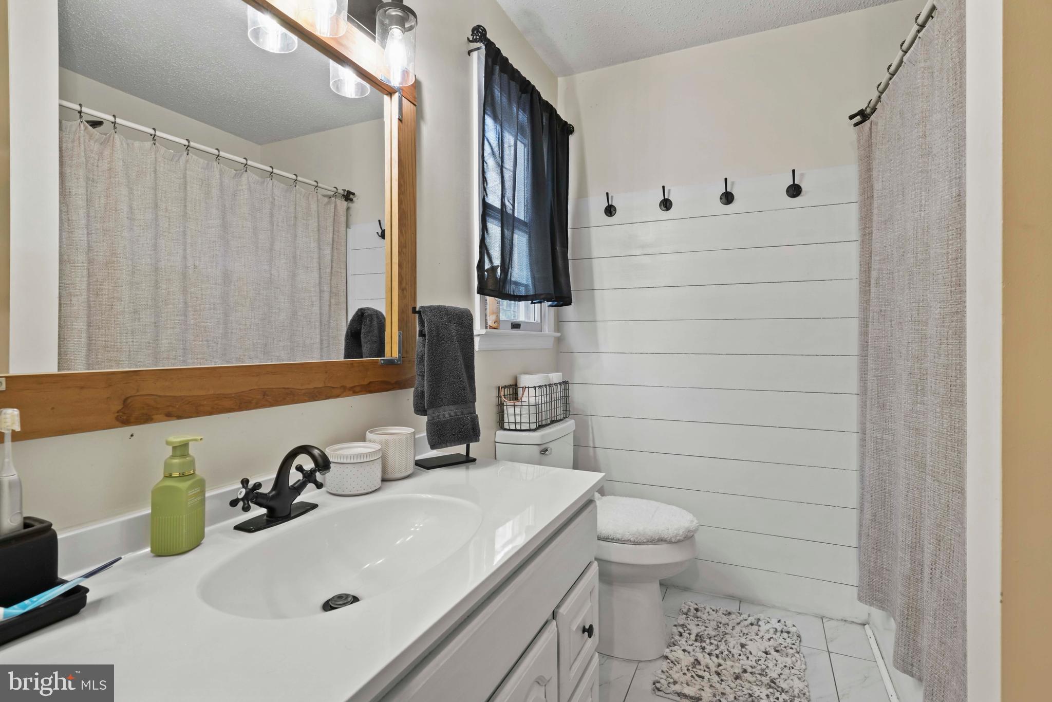 COUNTRY LAKES - Residential