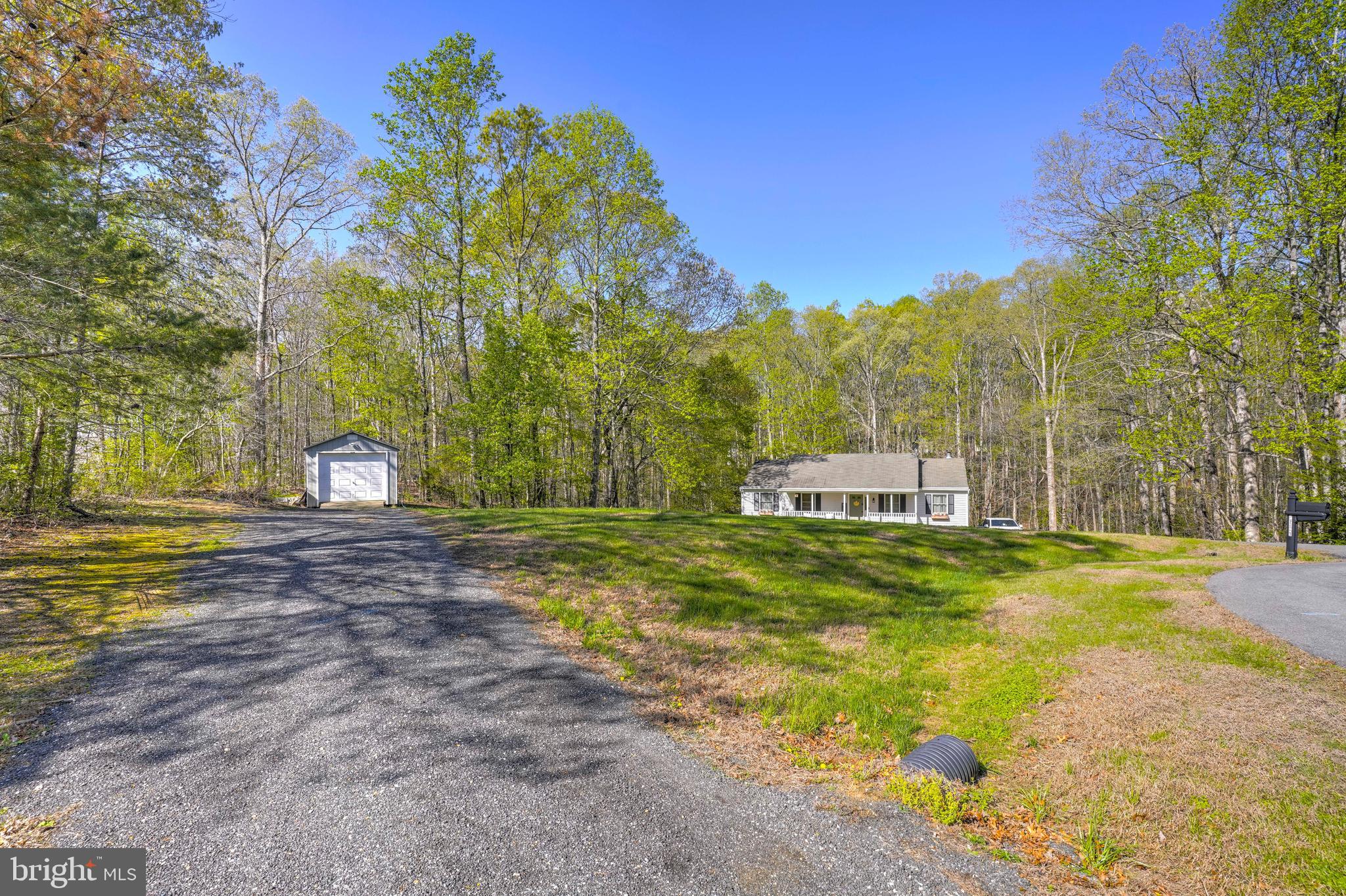 COUNTRY LAKES - Residential