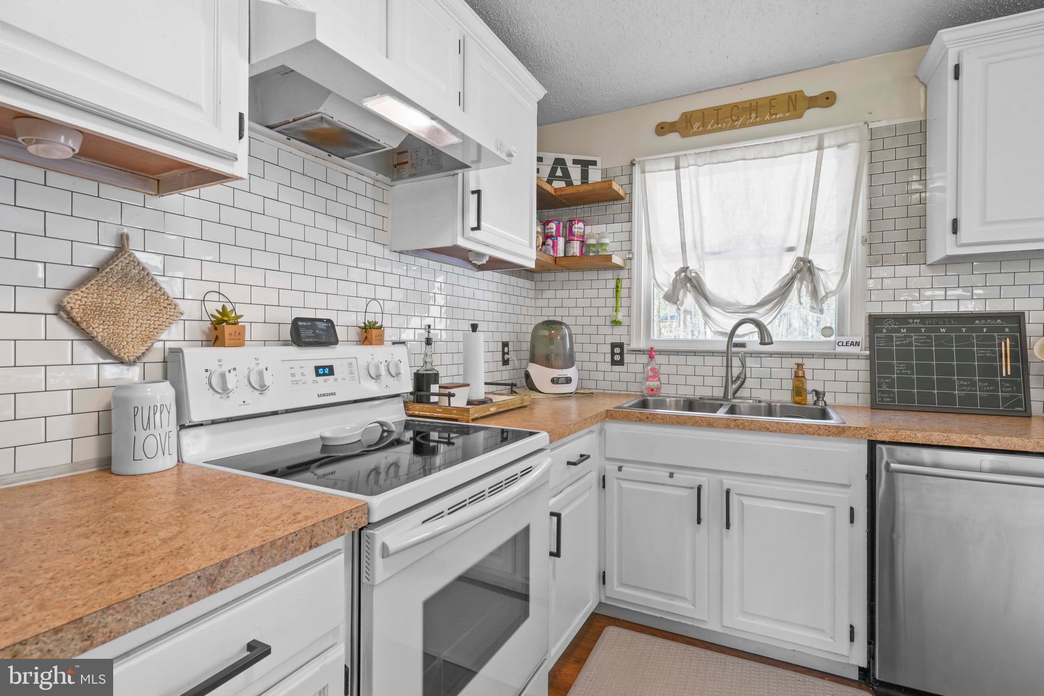 COUNTRY LAKES - Residential