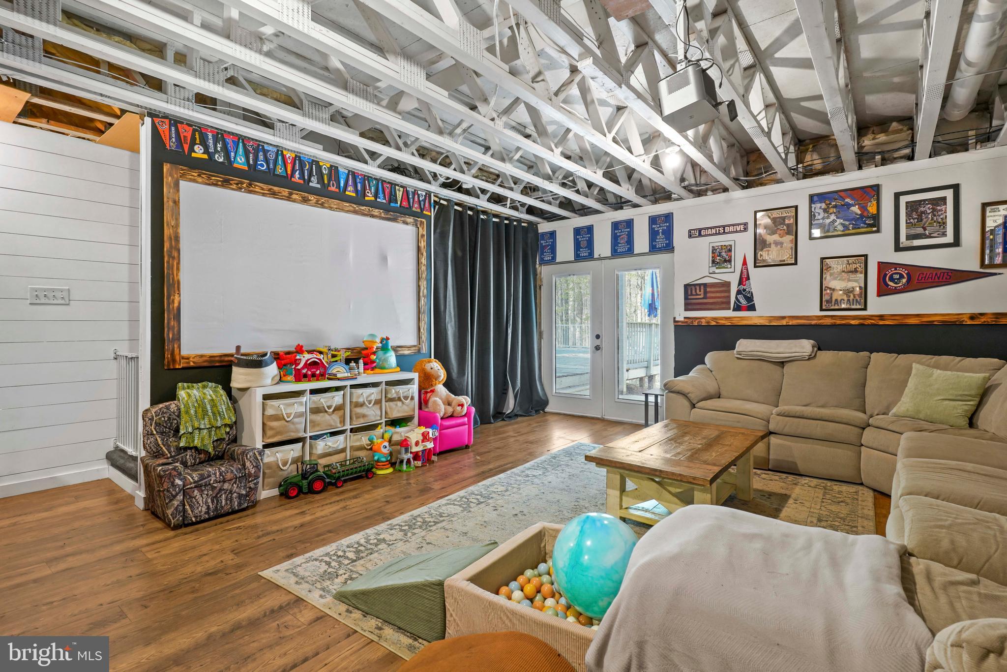 COUNTRY LAKES - Residential