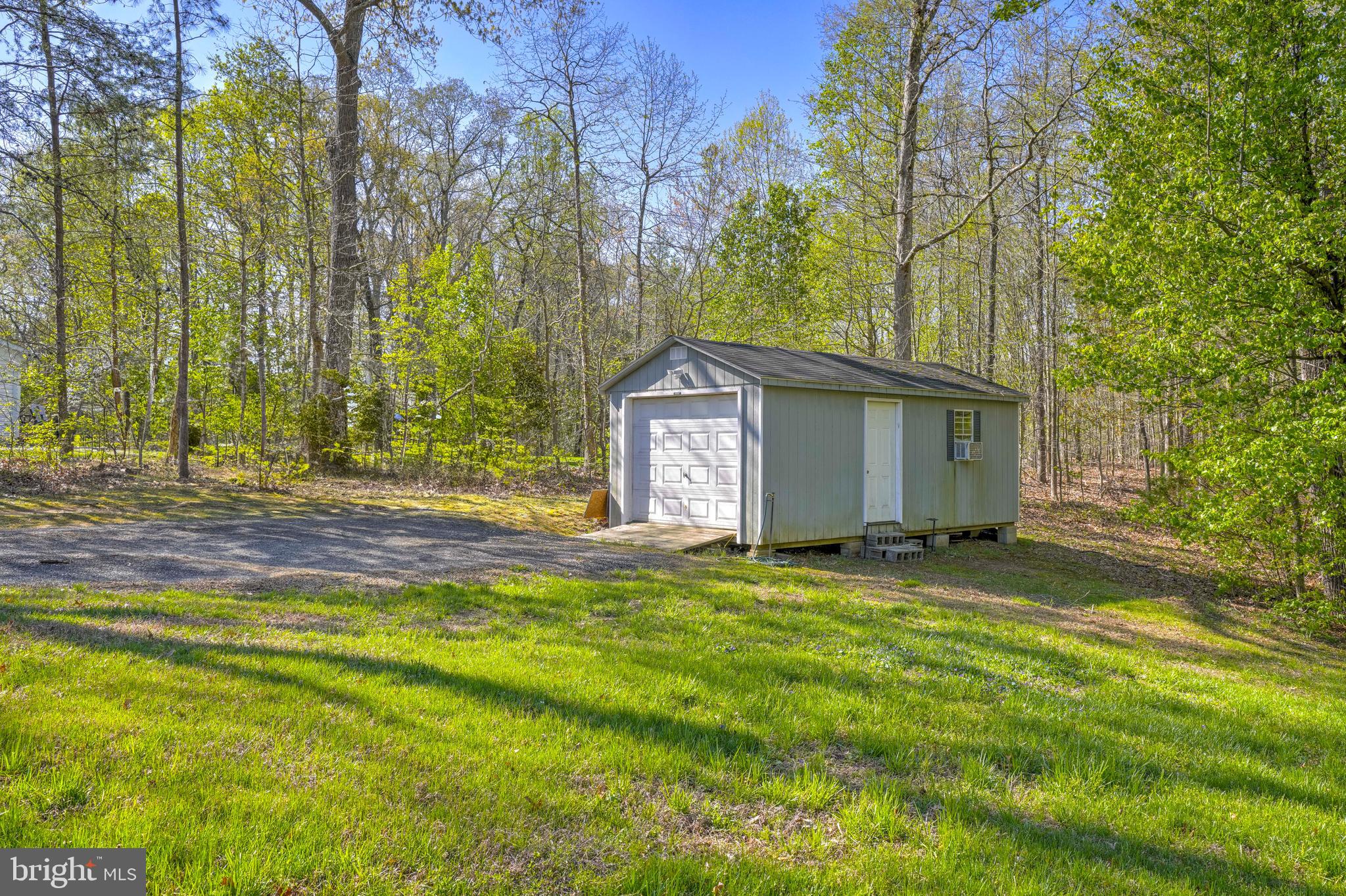 COUNTRY LAKES - Residential