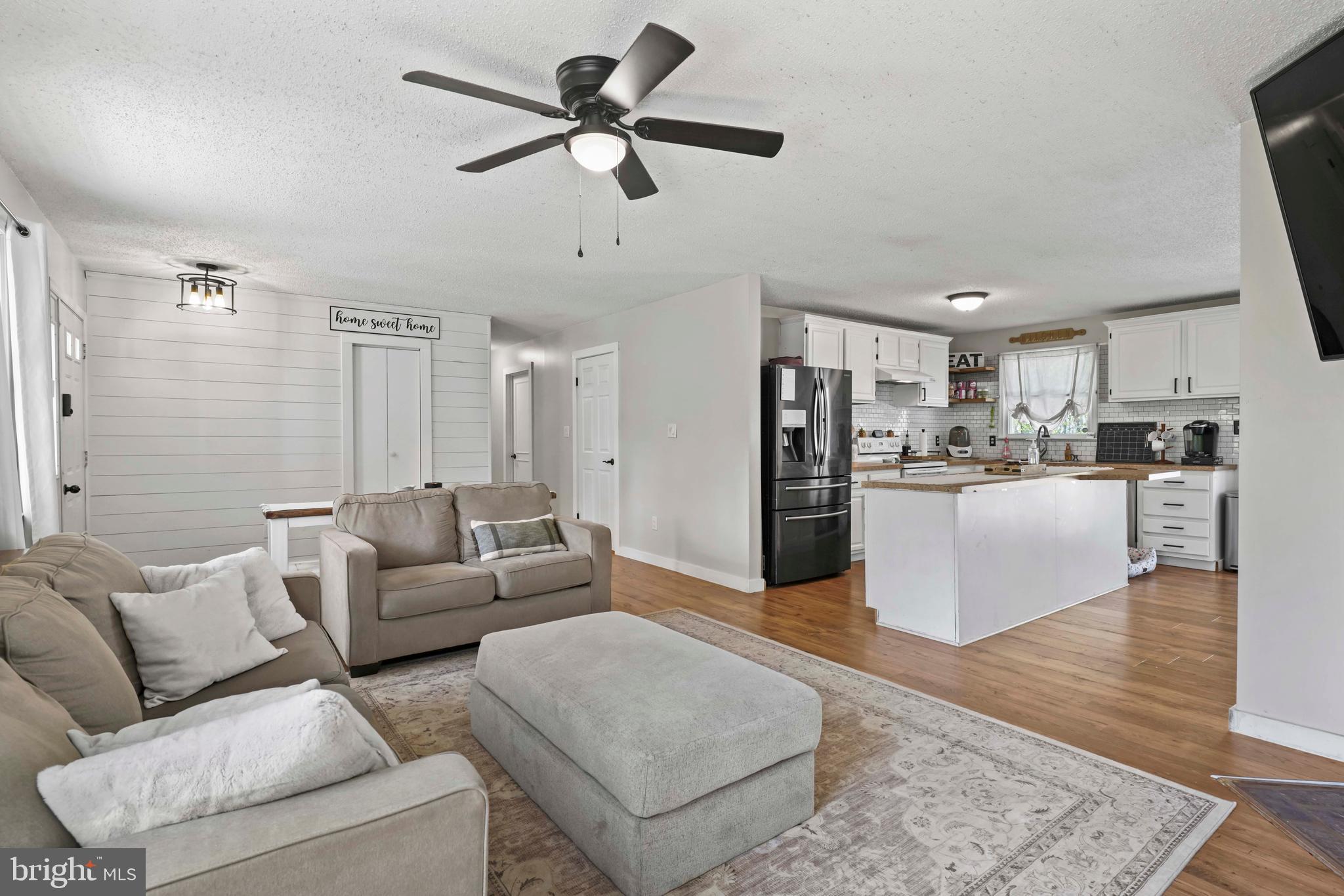 COUNTRY LAKES - Residential