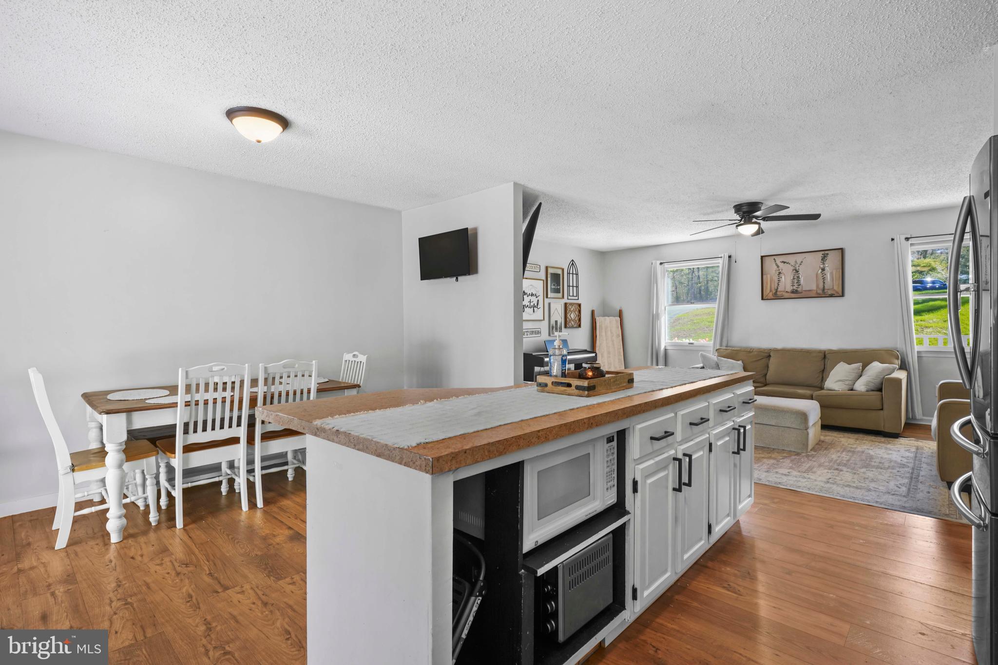 COUNTRY LAKES - Residential