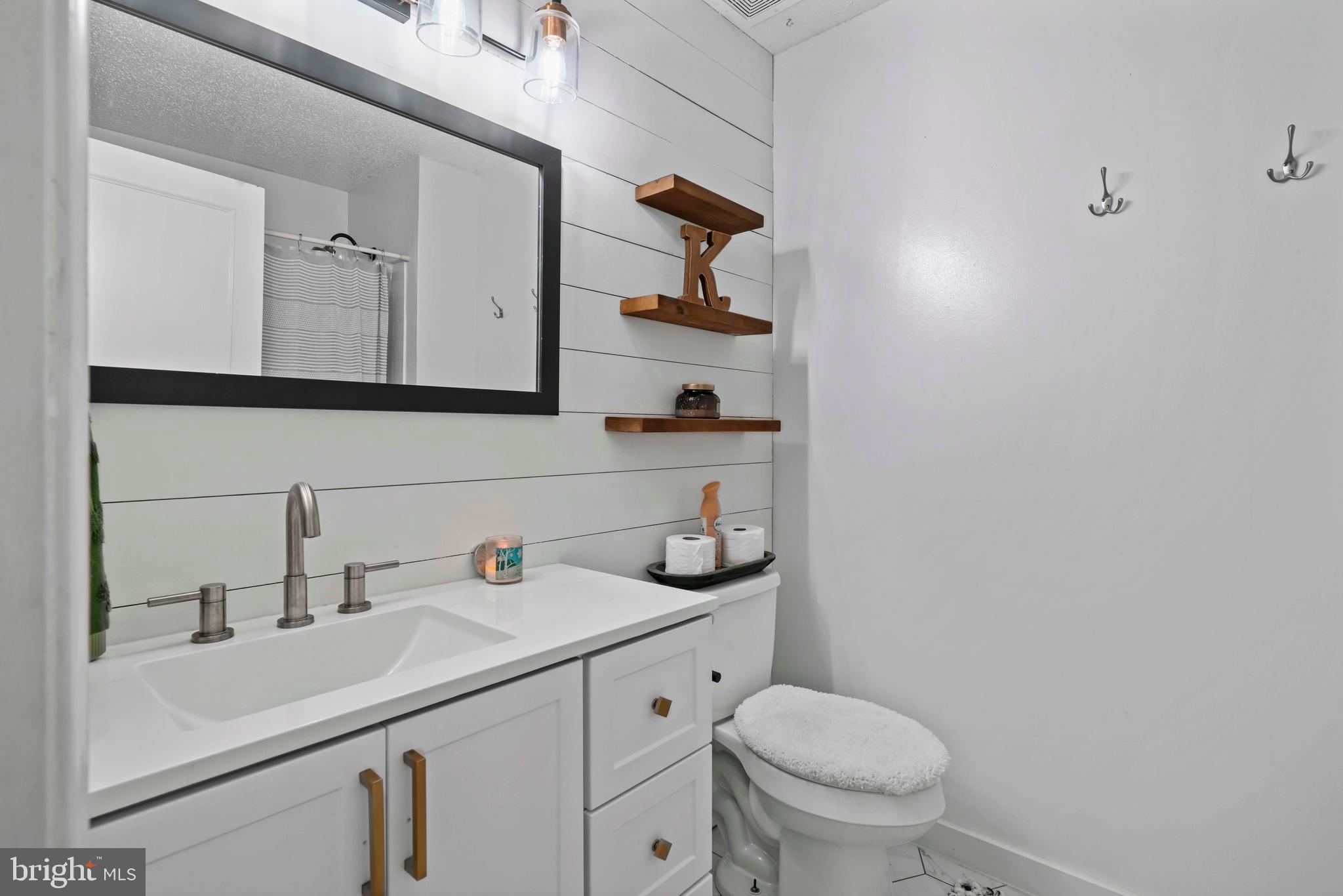 COUNTRY LAKES - Residential