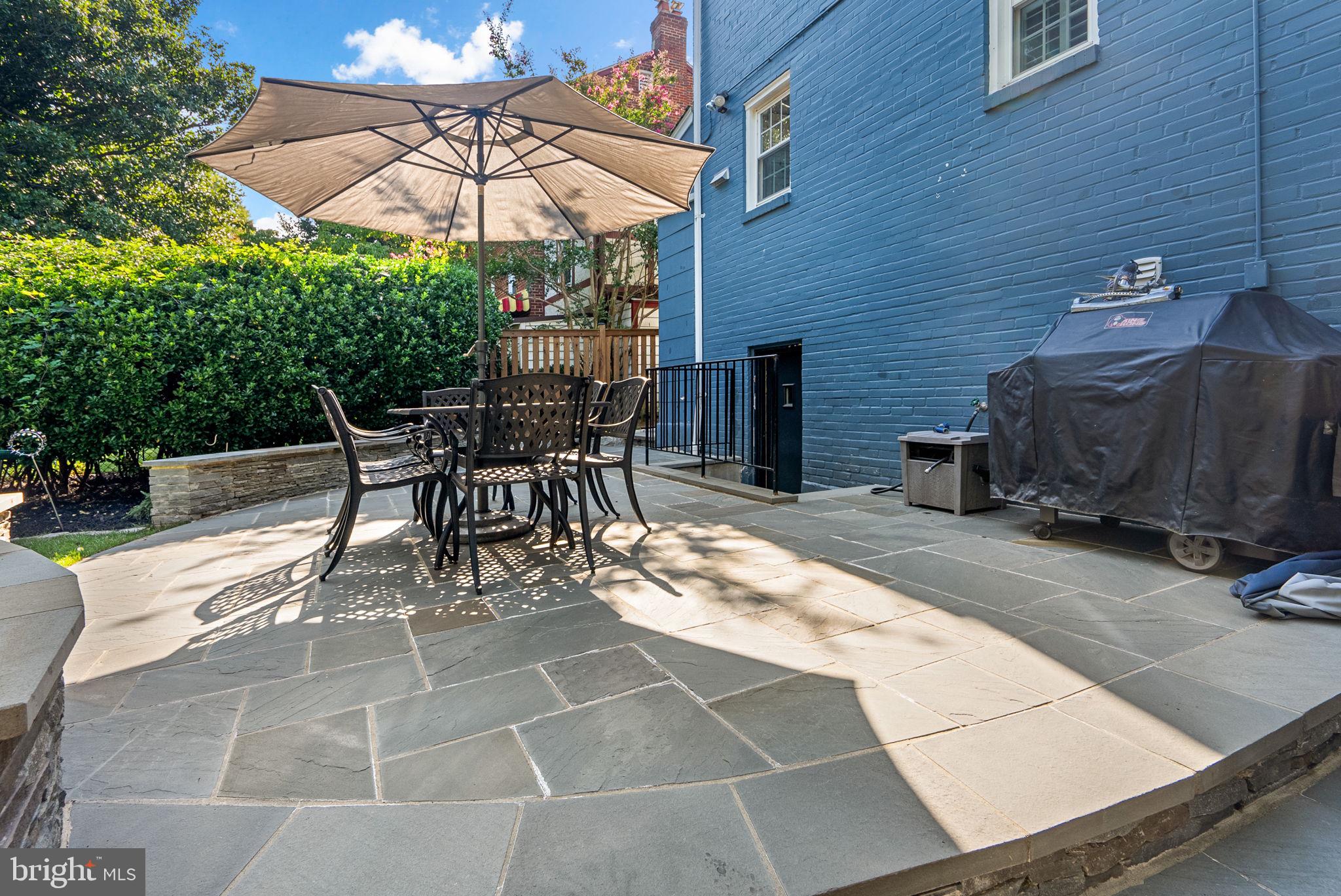 COUNTRY CLUB VIEW - Residential