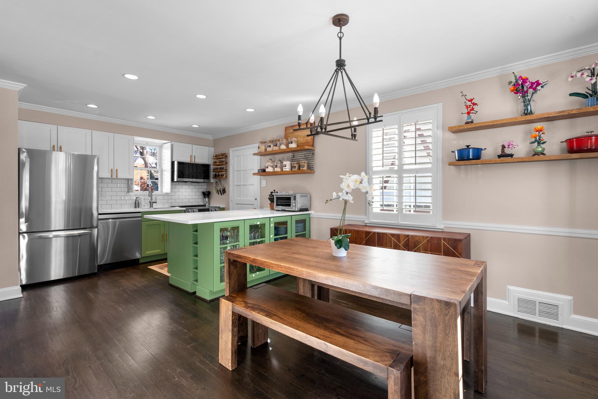 COUNTRY CLUB VIEW - Residential