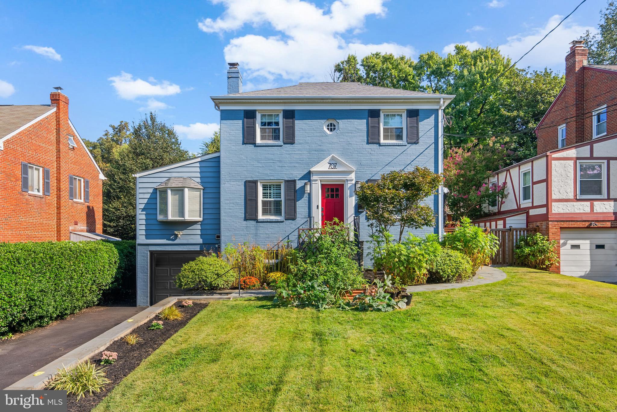 COUNTRY CLUB VIEW - Residential