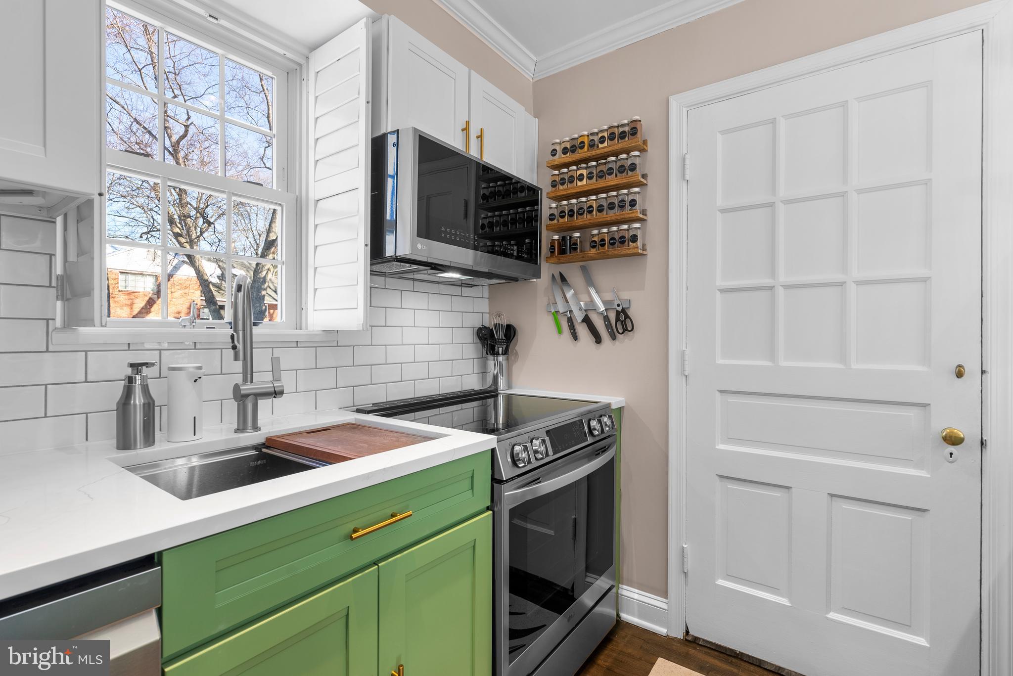 COUNTRY CLUB VIEW - Residential