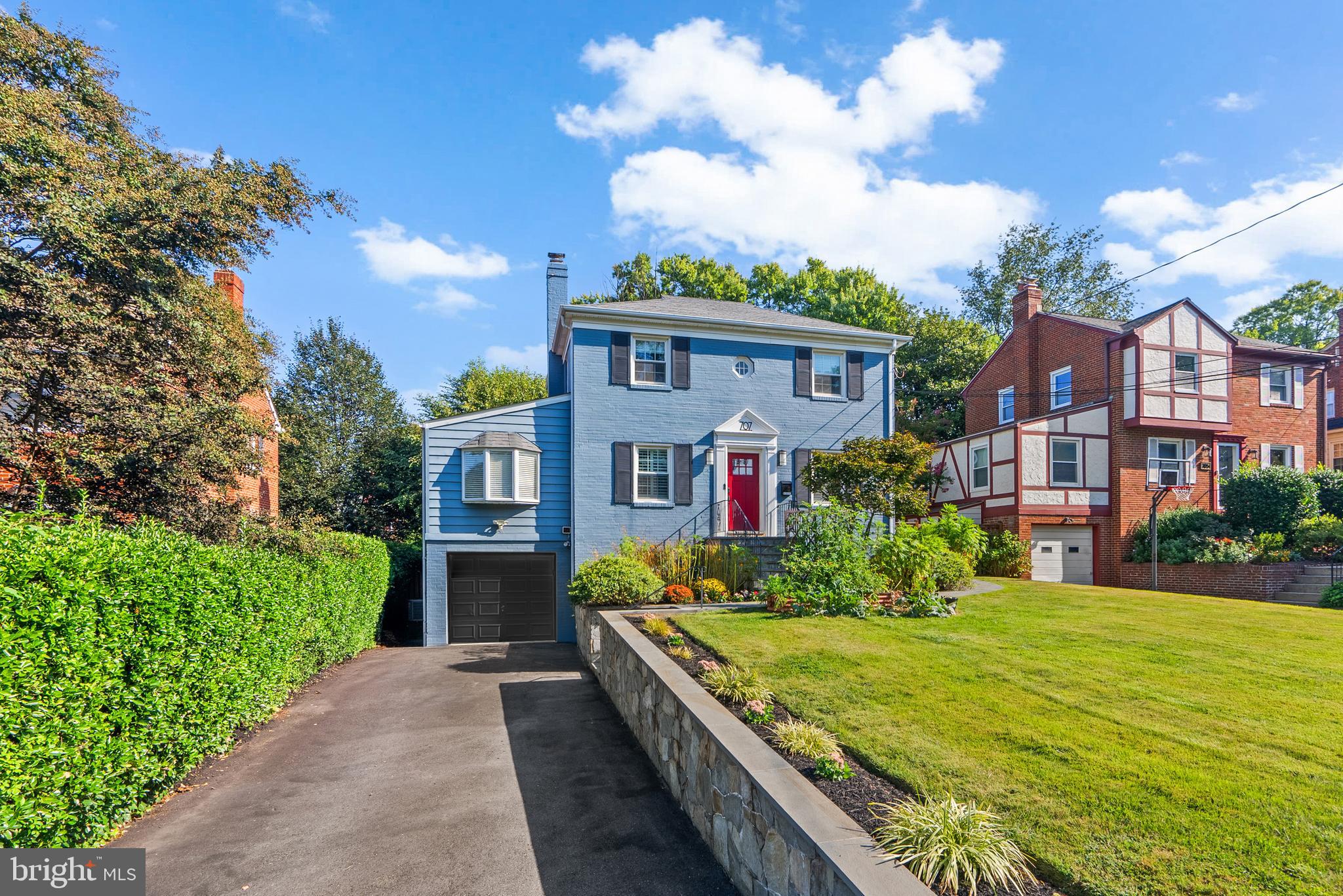 COUNTRY CLUB VIEW - Residential