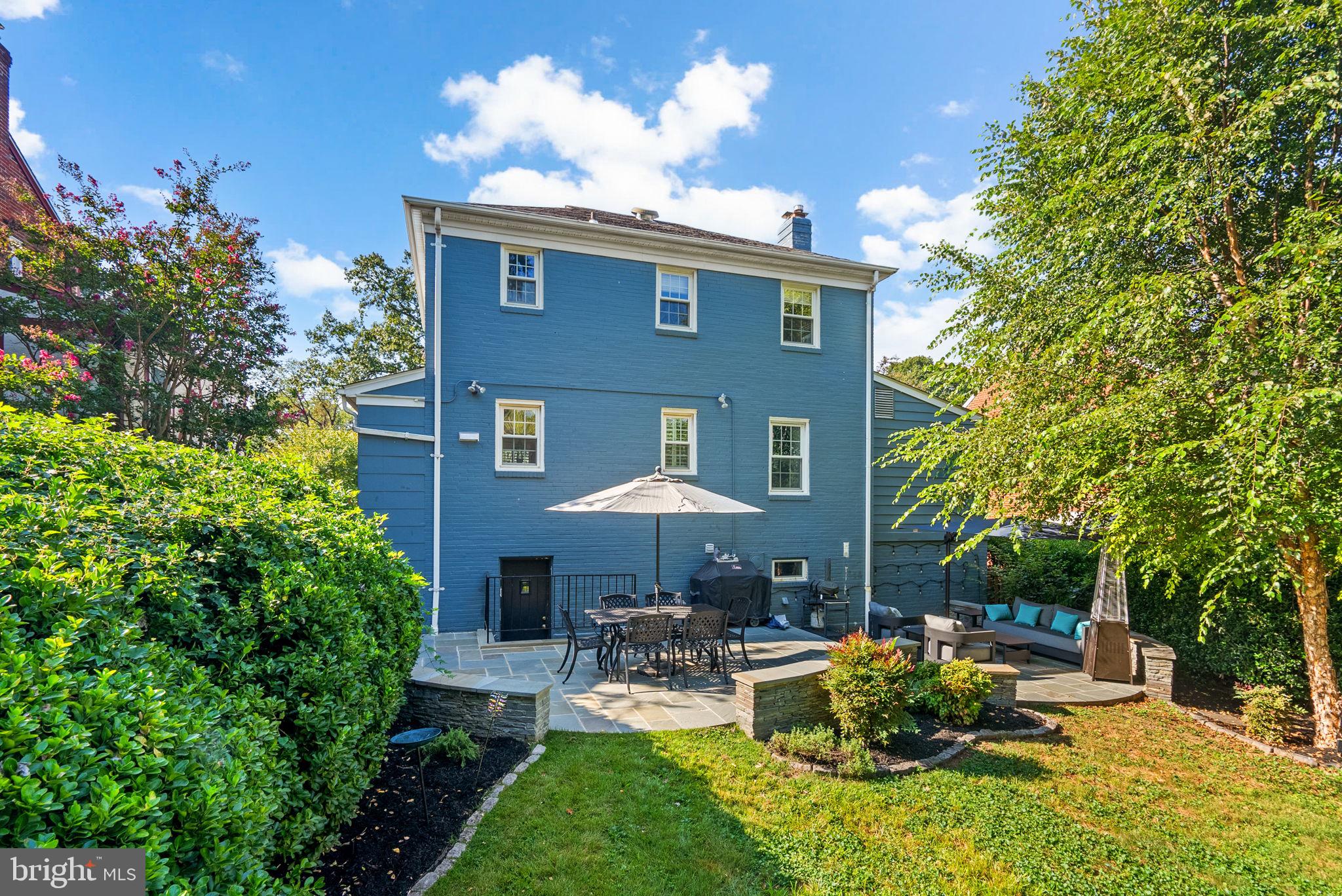 COUNTRY CLUB VIEW - Residential