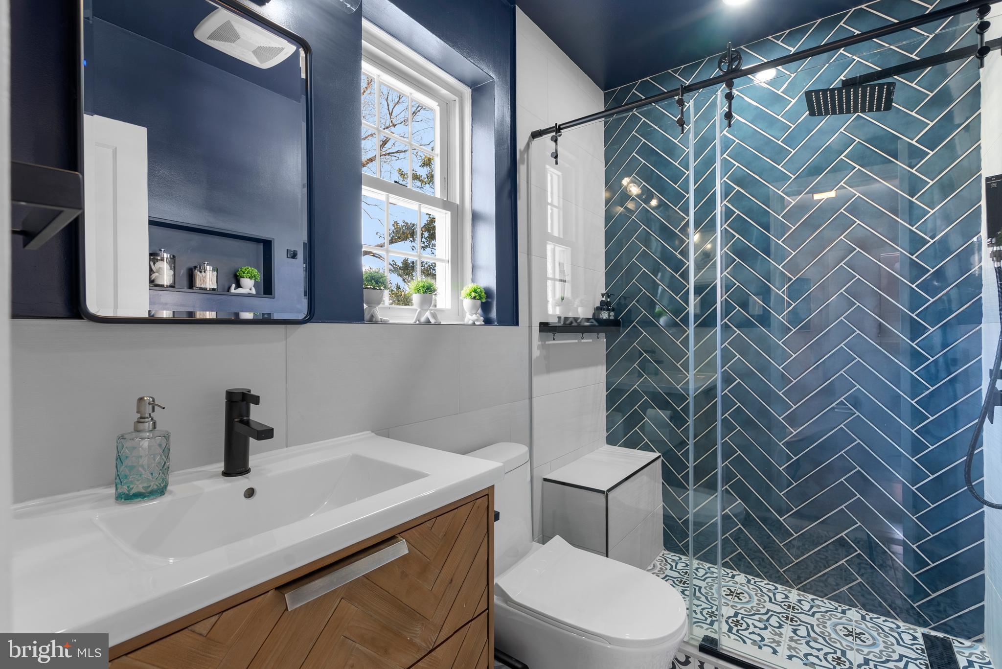 COUNTRY CLUB VIEW - Residential