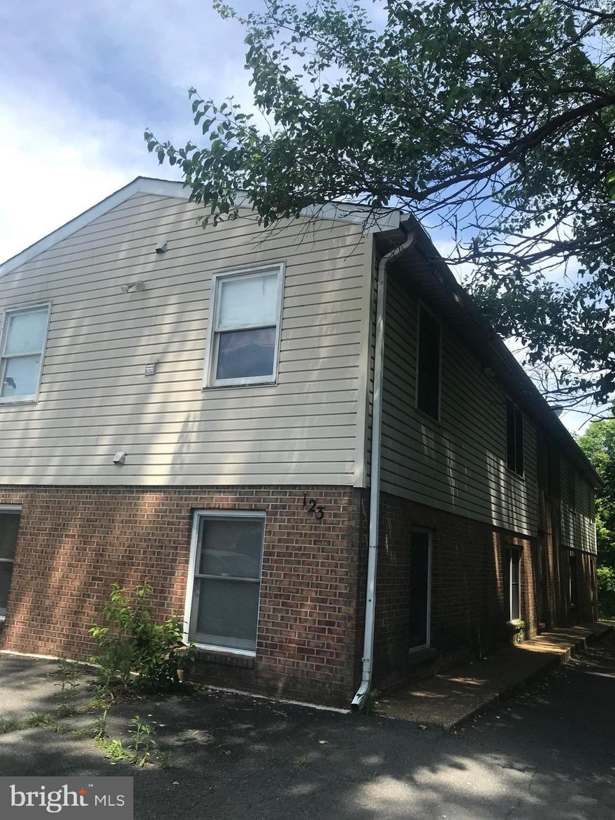 4 unit building in the heart of downtown Purcellville. 
This bottom floor unit is a 2 bedroom 1 bath unit. Washer/Dryer in unit
Must obtain renters insurance 
NO CATS !!!