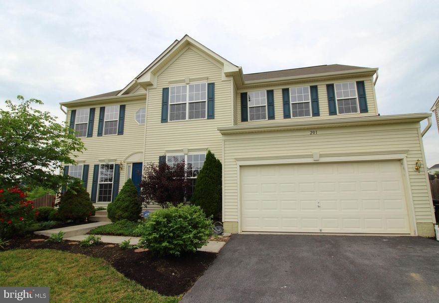 Like new hardwood flooring,Gorgeous stone fireplace, Lower level kitchenette,Huge master bedroom with large master bath and walkin closet. 2 car garage,Corner lot, fenced in back yard,fantastic screened in roof/deck,great commuter location, close to Rtes.7,50 and I-81,5 minutes from Old Town/shopping /Jim Barnett Park,Winchester Country Club.